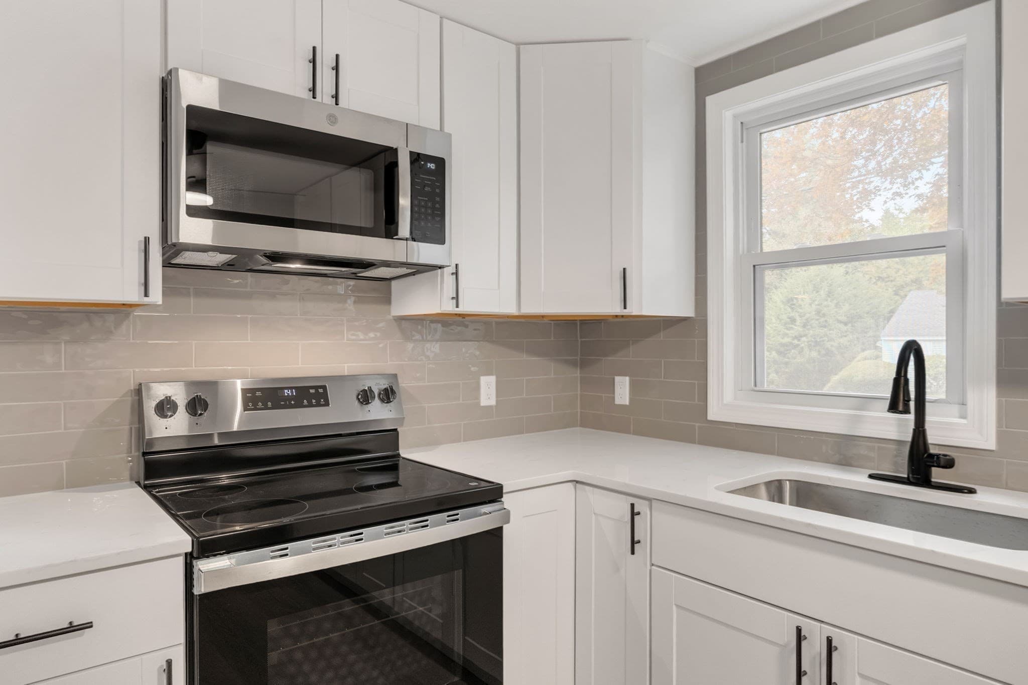 Single Family Residence at 72 Leeds St, Worcester MA 01606, photo 8 of 42