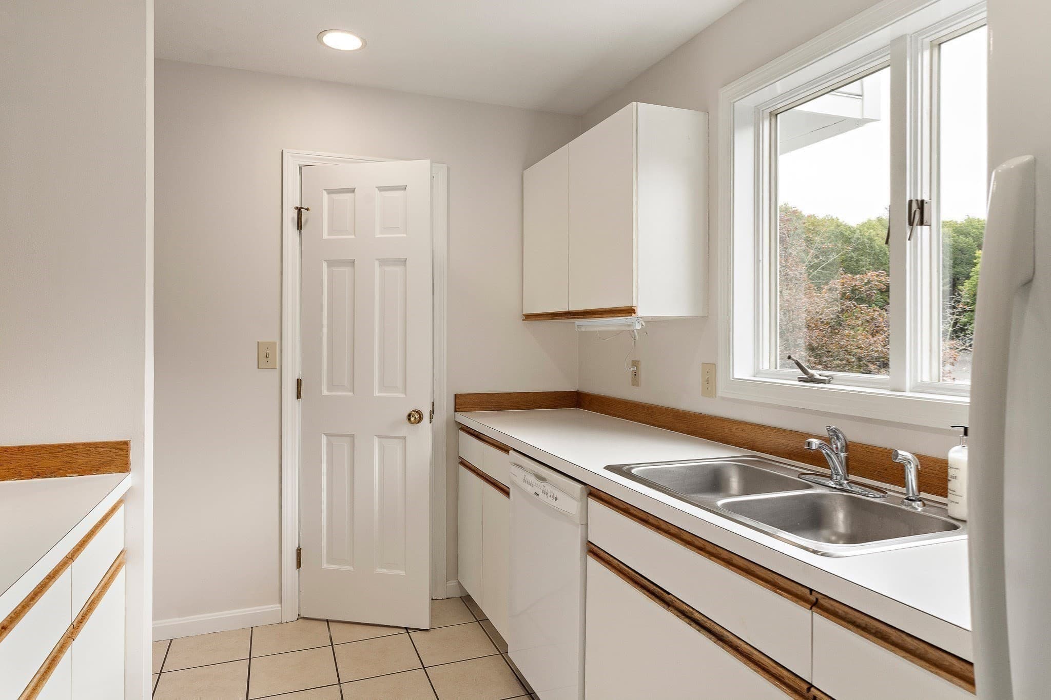 Condominium at 1005 Sherwood Forest Lane # 1005, Saugus MA 01906, Saugus, photo 6 of 34