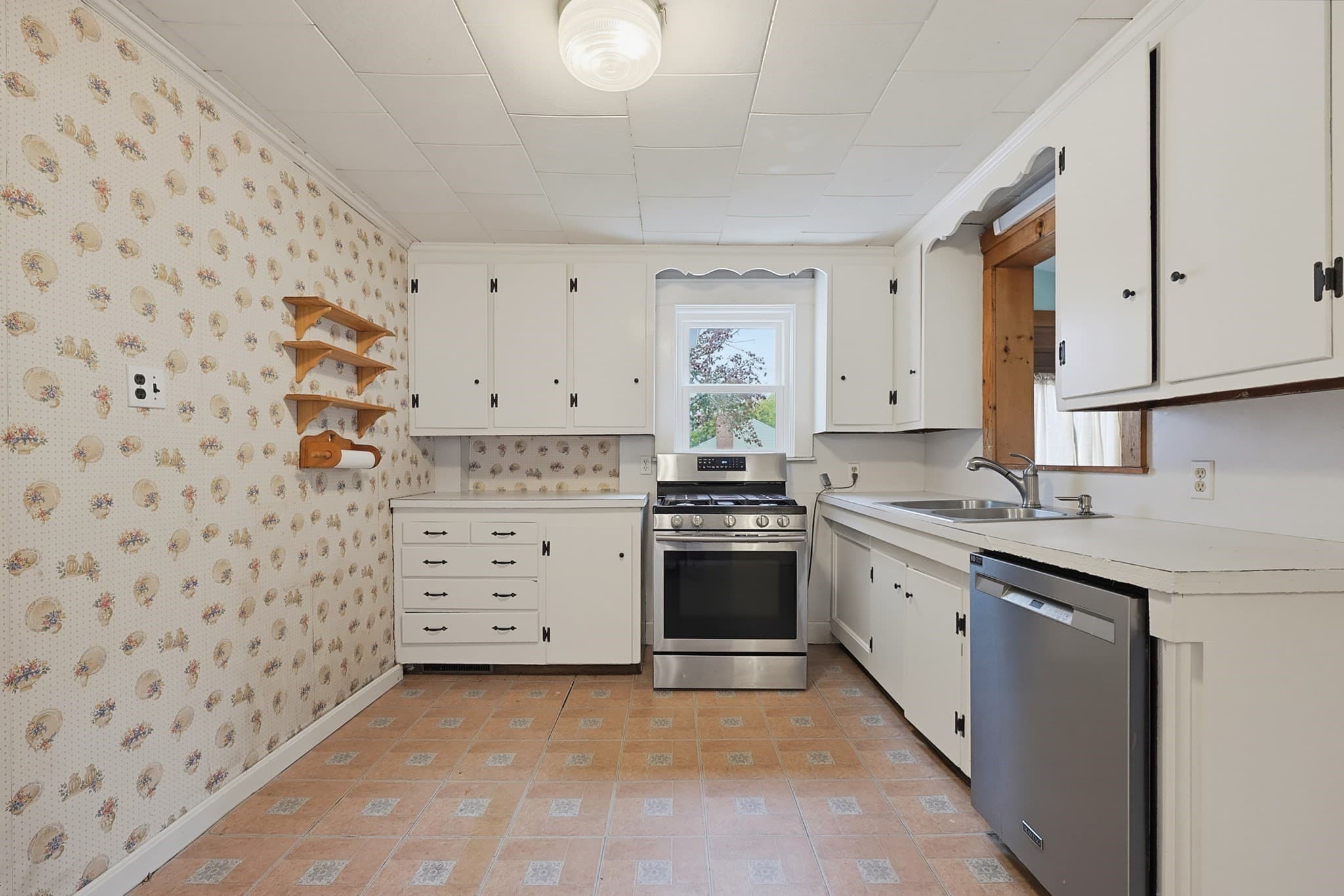 Single Family Residence at 23 Adamsdale, Attleboro MA 02703, photo 6 of 25