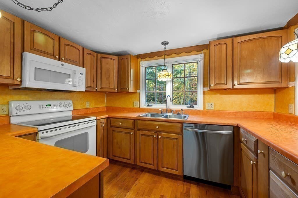 Single Family Residence at 27 Grimes Rd, Hubbardston MA 01452, photo 7 of 42