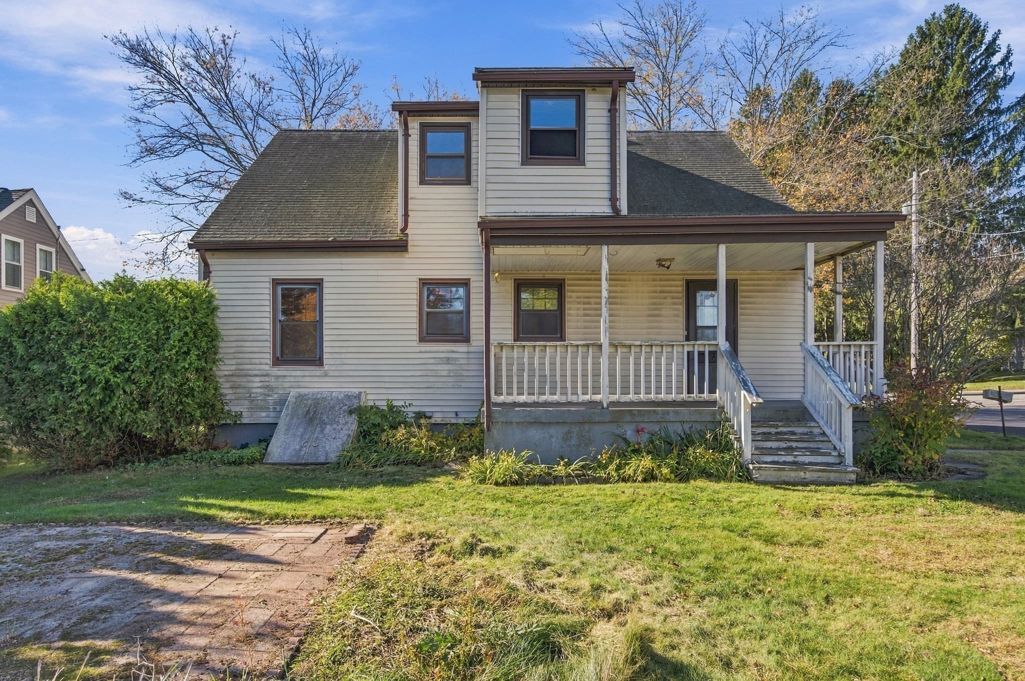 Single Family Residence at 149 Lake St, Webster MA 01570, photo 7 of 34