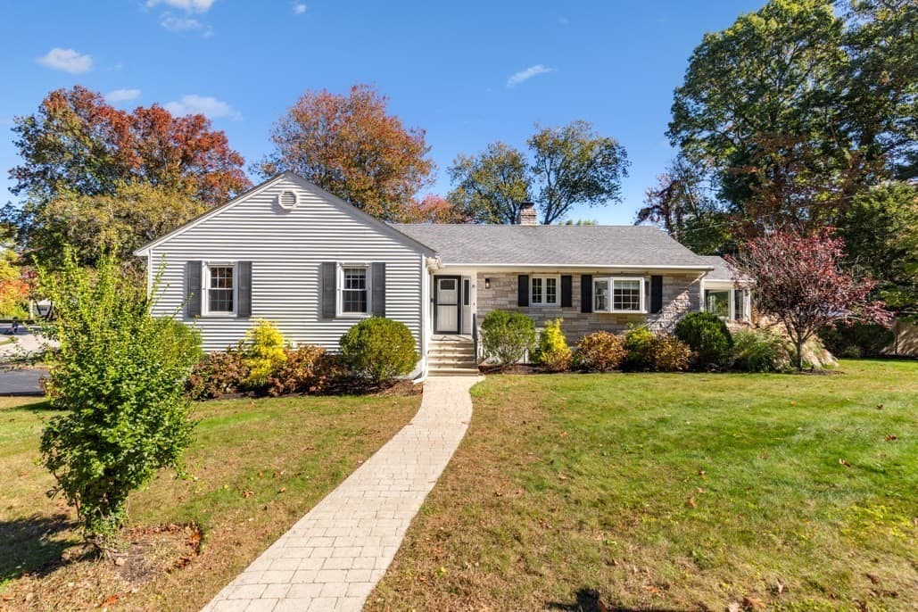 19 Longbow Rd, Lynnfield MA 01940