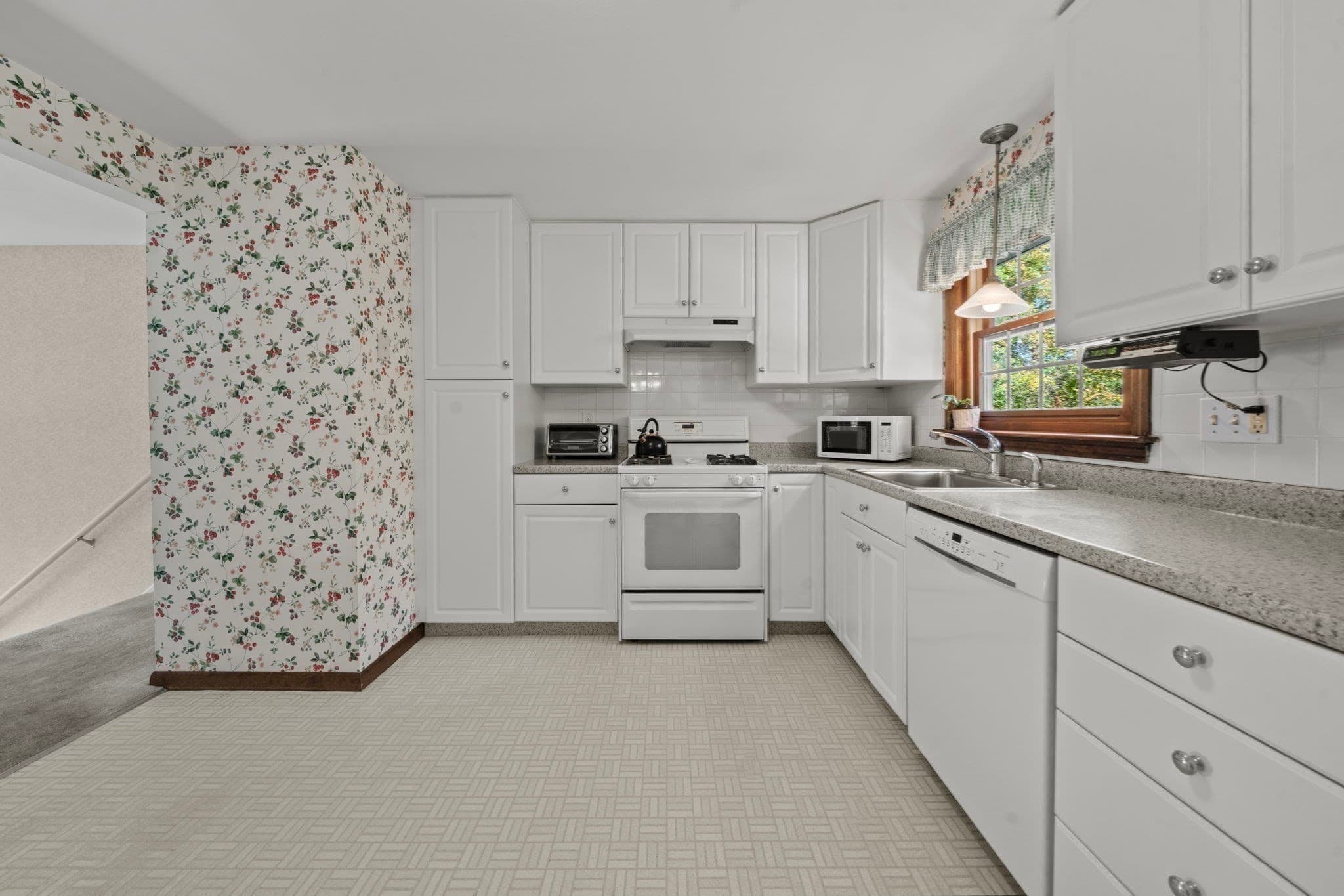Single Family Residence at 5 Bamberg Drive, Woburn MA 01801, photo 13 of 37
