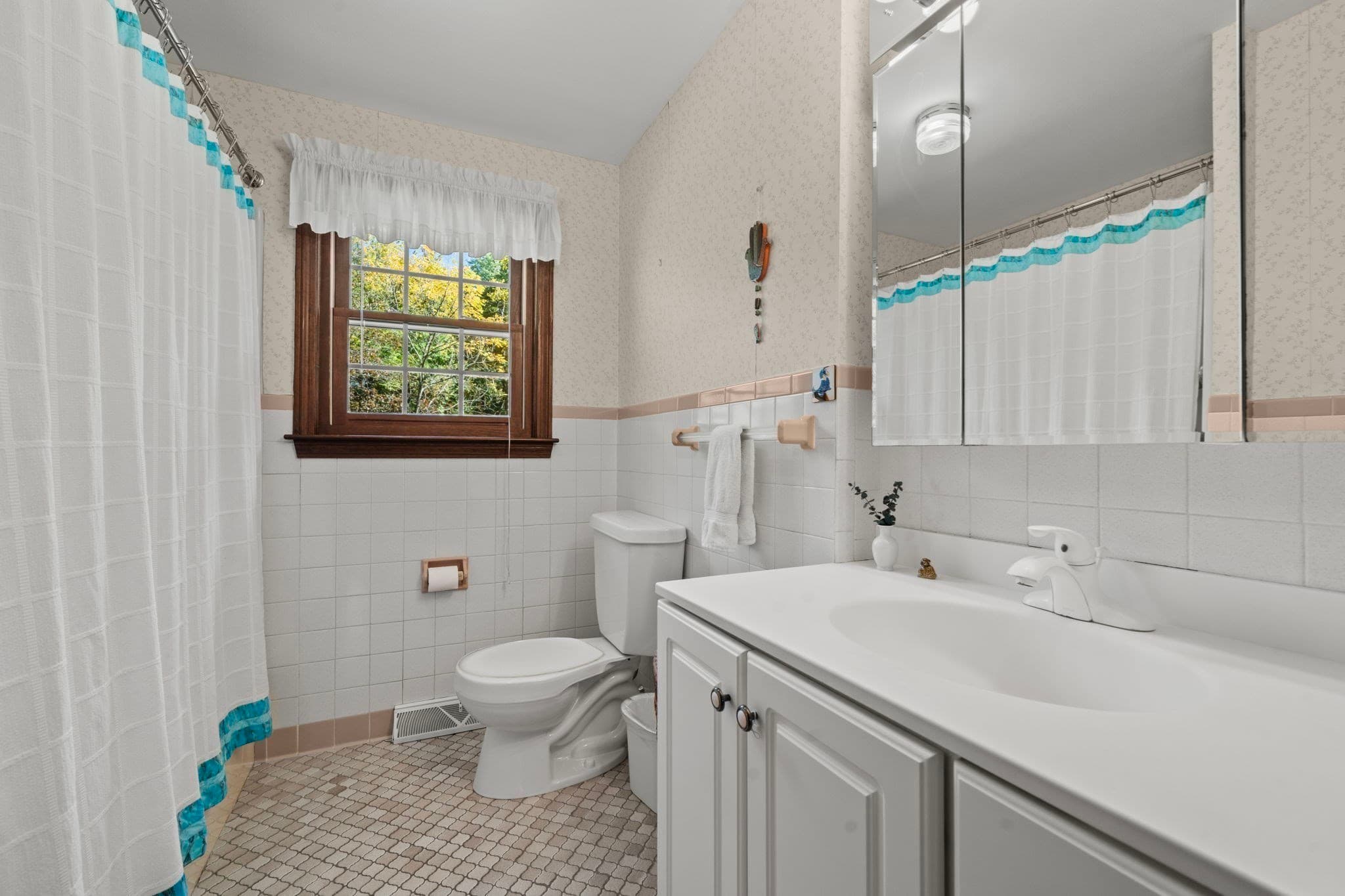 Single Family Residence at 5 Bamberg Drive, Woburn MA 01801, photo 16 of 37
