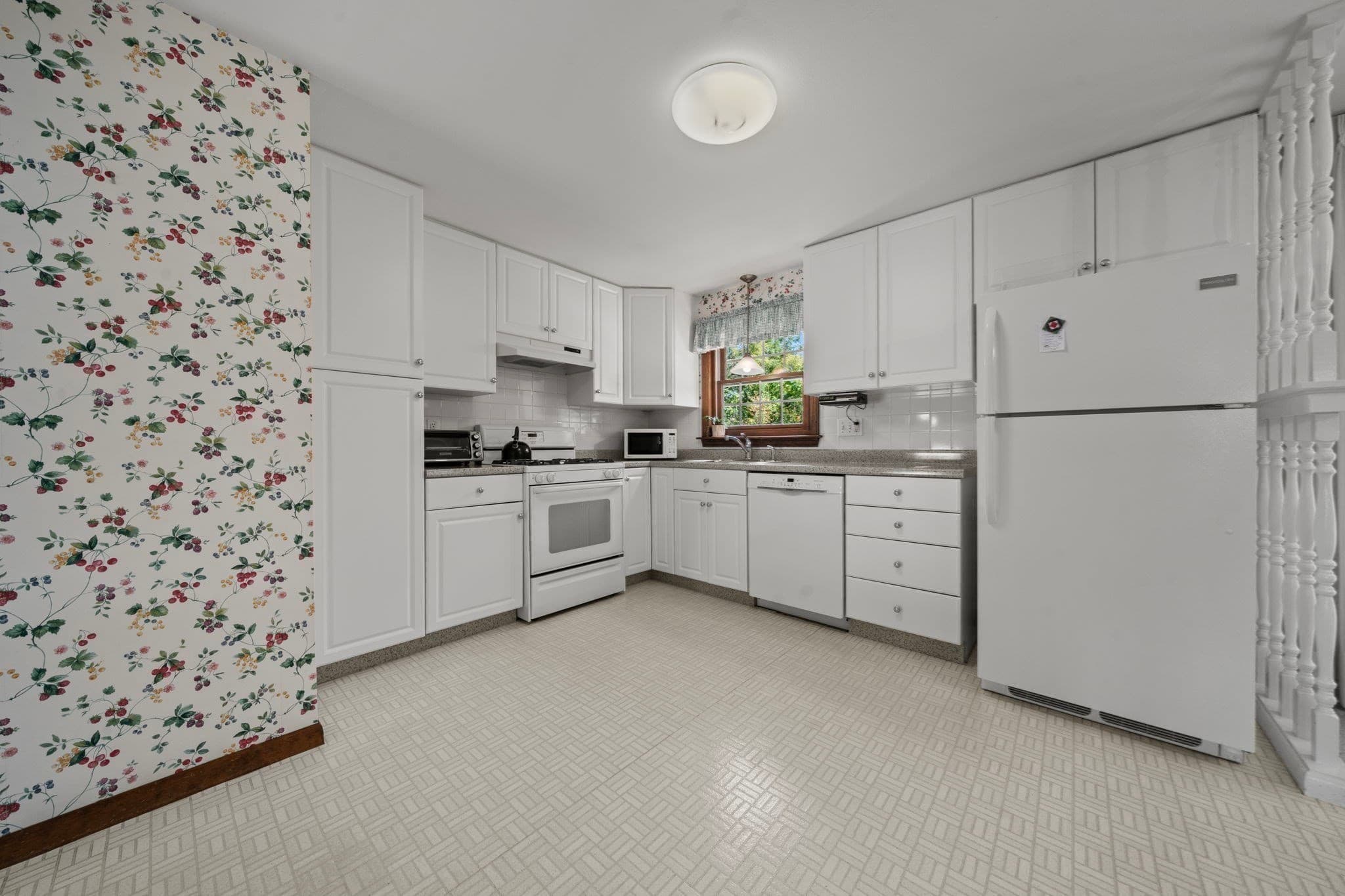 Single Family Residence at 5 Bamberg Drive, Woburn MA 01801, photo 12 of 37