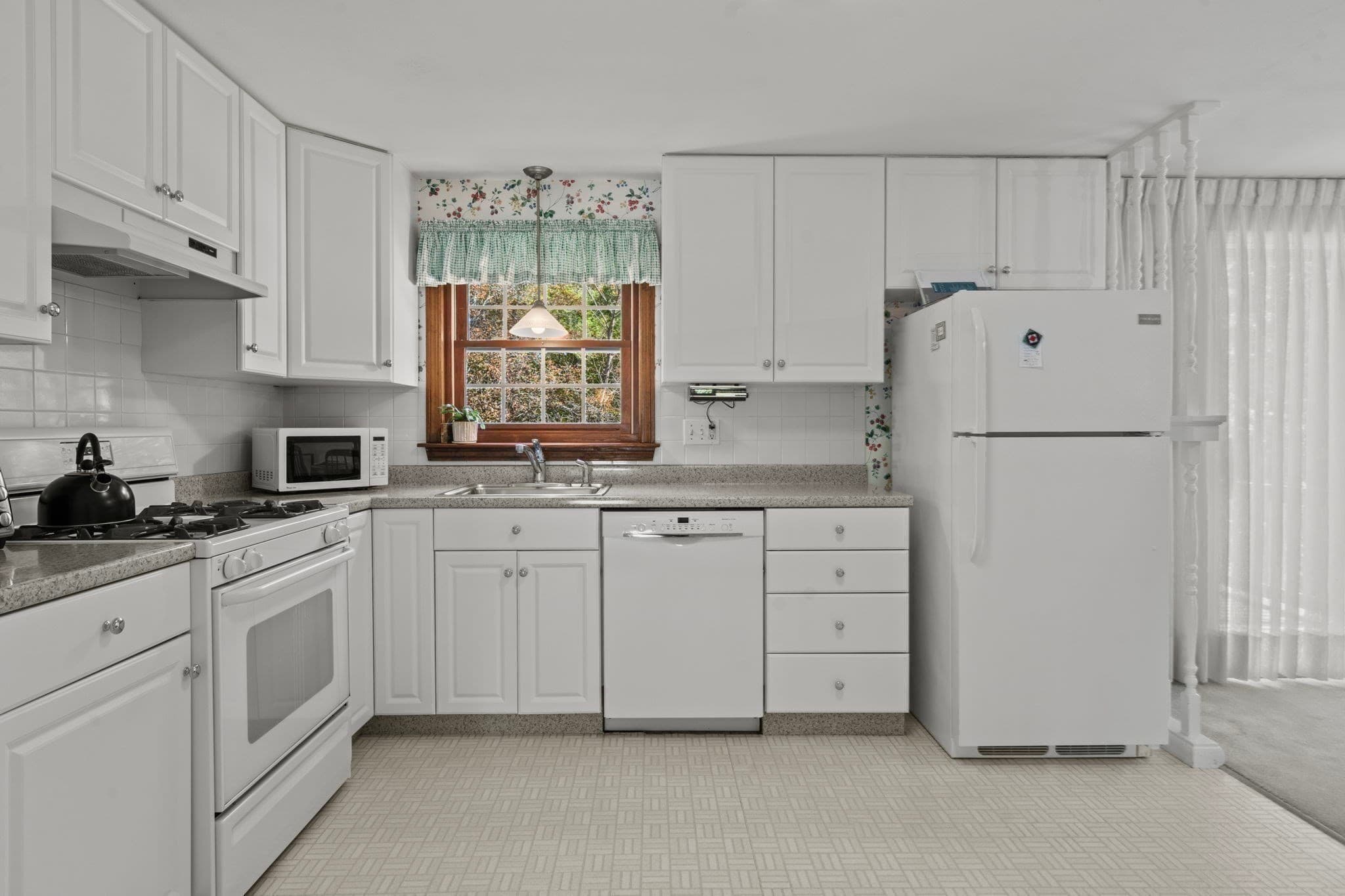 Single Family Residence at 5 Bamberg Drive, Woburn MA 01801, photo 11 of 37