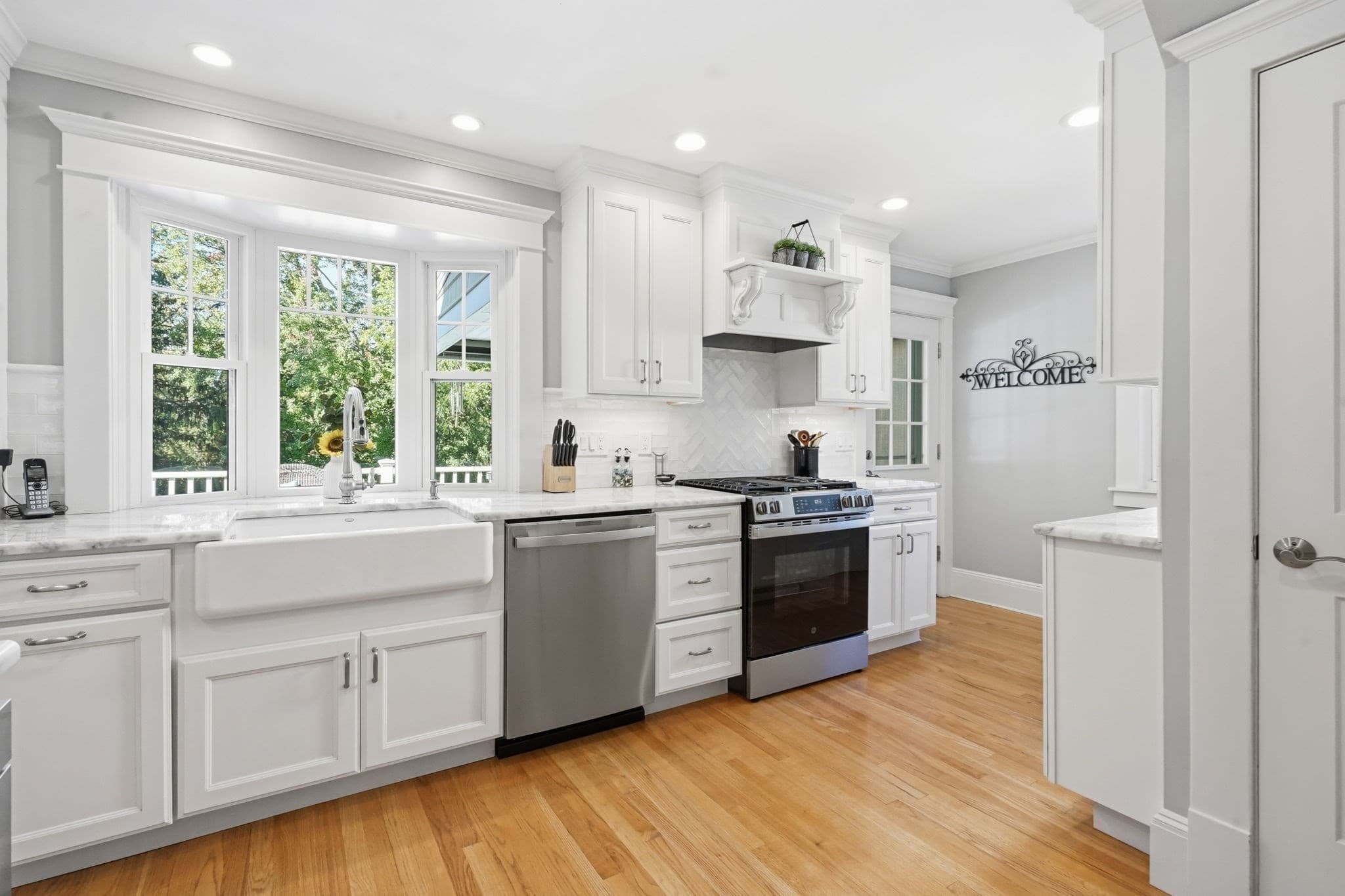 Single Family Residence at 41 Lower Beverly Hls, West Springfield MA 01089, photo 9 of 41