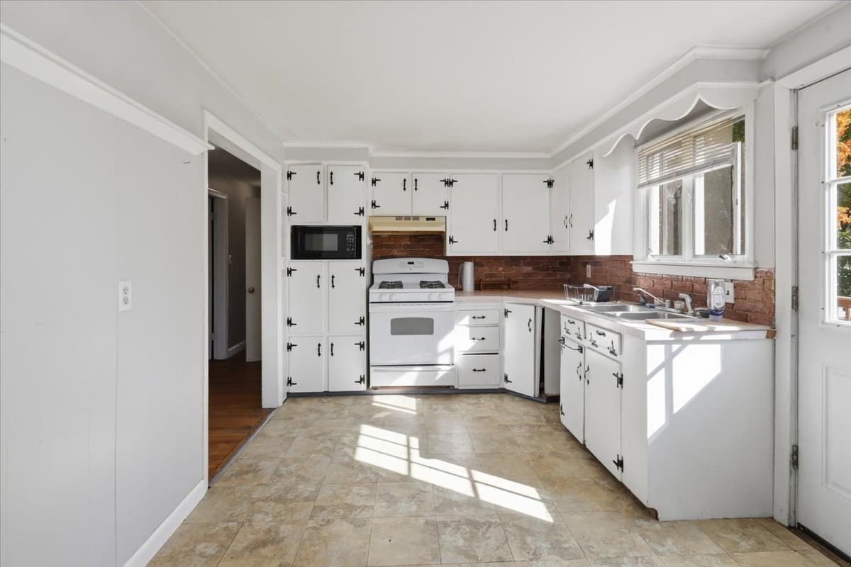 Single Family Residence at 13 Horton St, Taunton MA 02780, photo 16 of 33