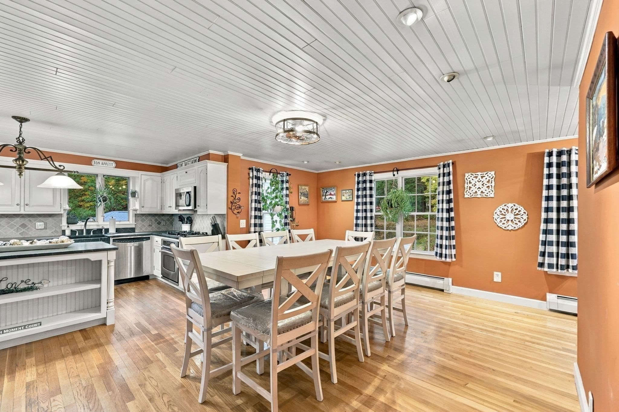 3 Family at 670 Amherst Rd, Granby MA 01033, photo 7 of 42