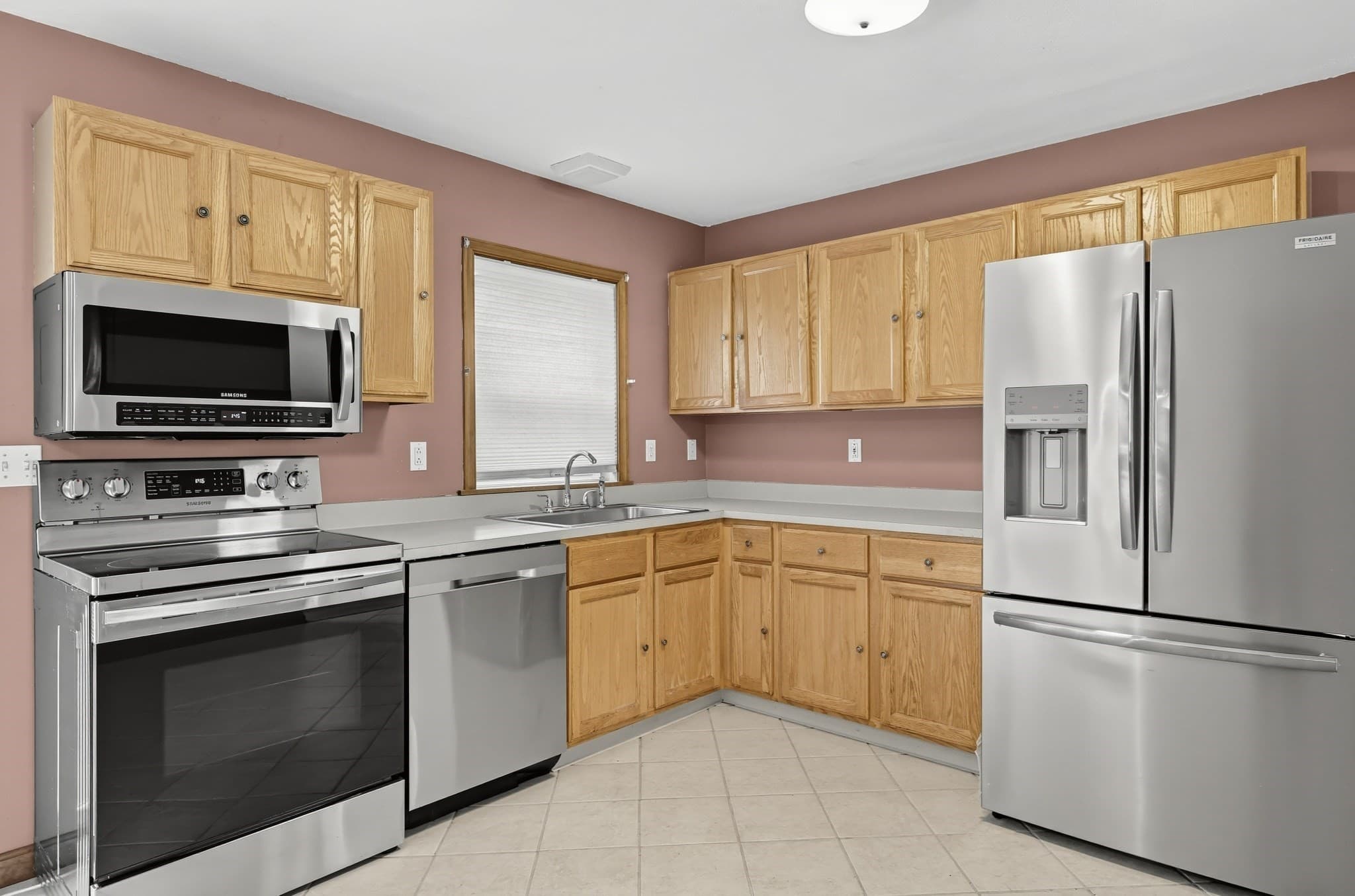 Single Family Residence at 305 Wren St, Taunton MA 02718, photo 5 of 39