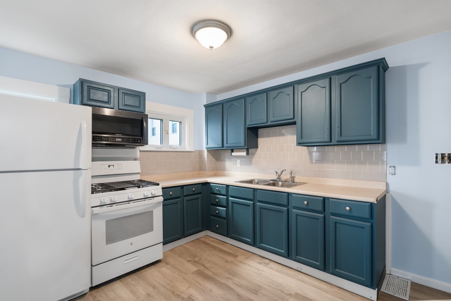 Single Family Residence at 260 Phillips Ave, New Bedford MA 02746, photo 11 of 34