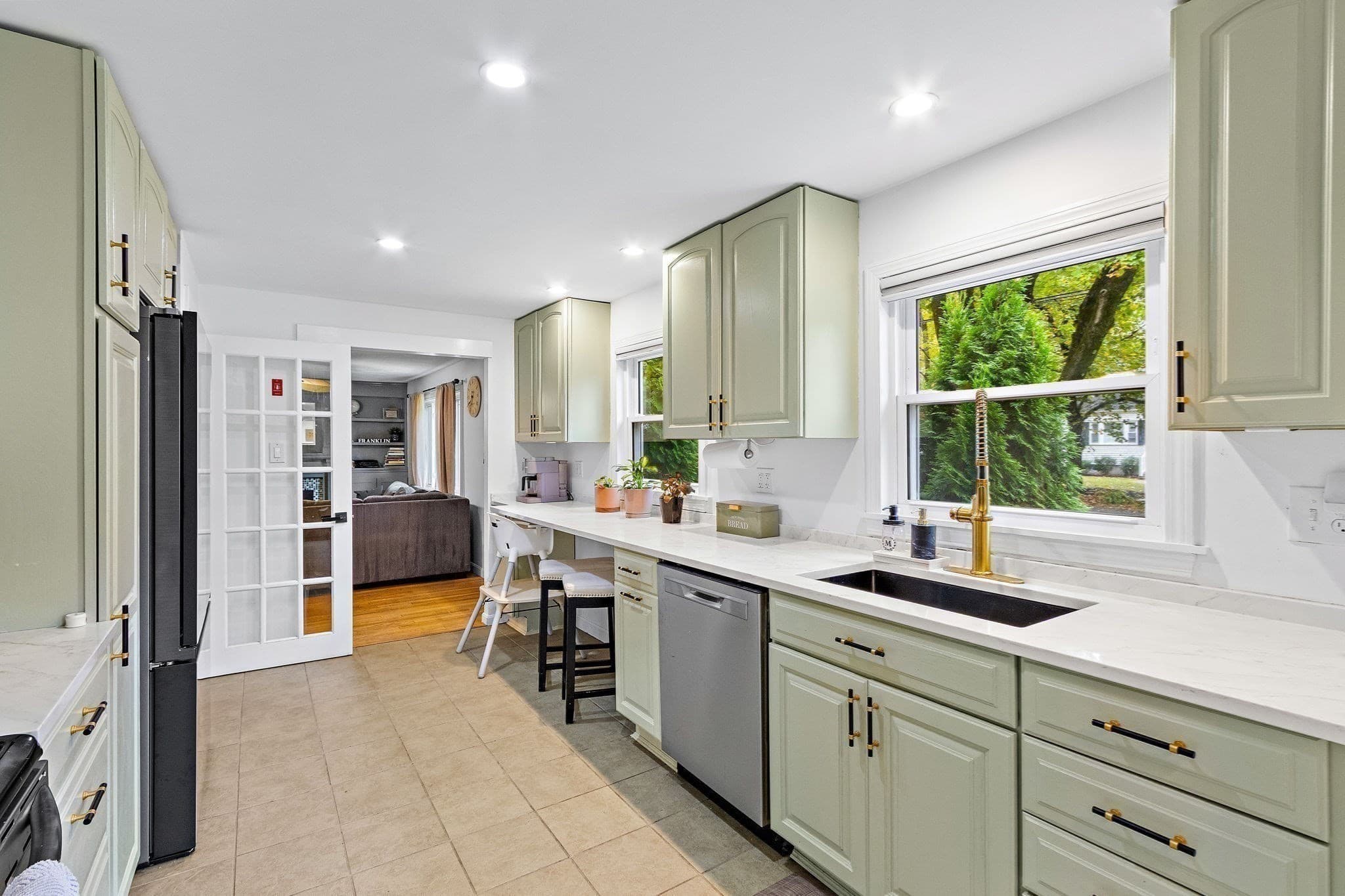 Single Family Residence at 71 Conlyn Avenue, Franklin MA 02038, photo 2 of 42