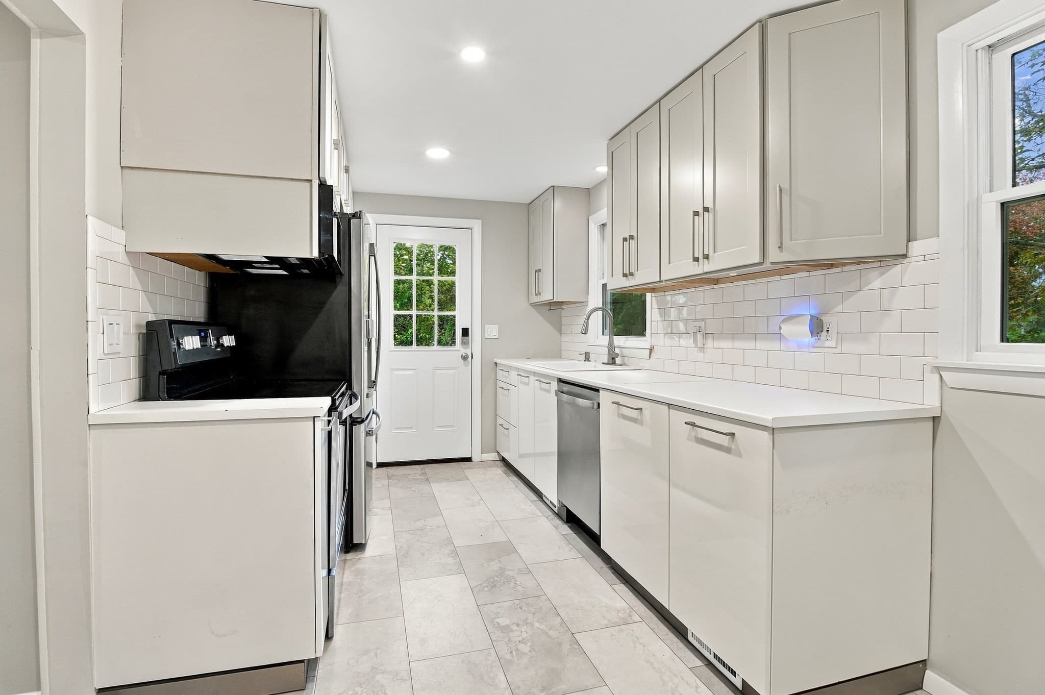 Single Family Residence at 5 White Pine Ln, Kingston MA 02364, photo 6 of 19