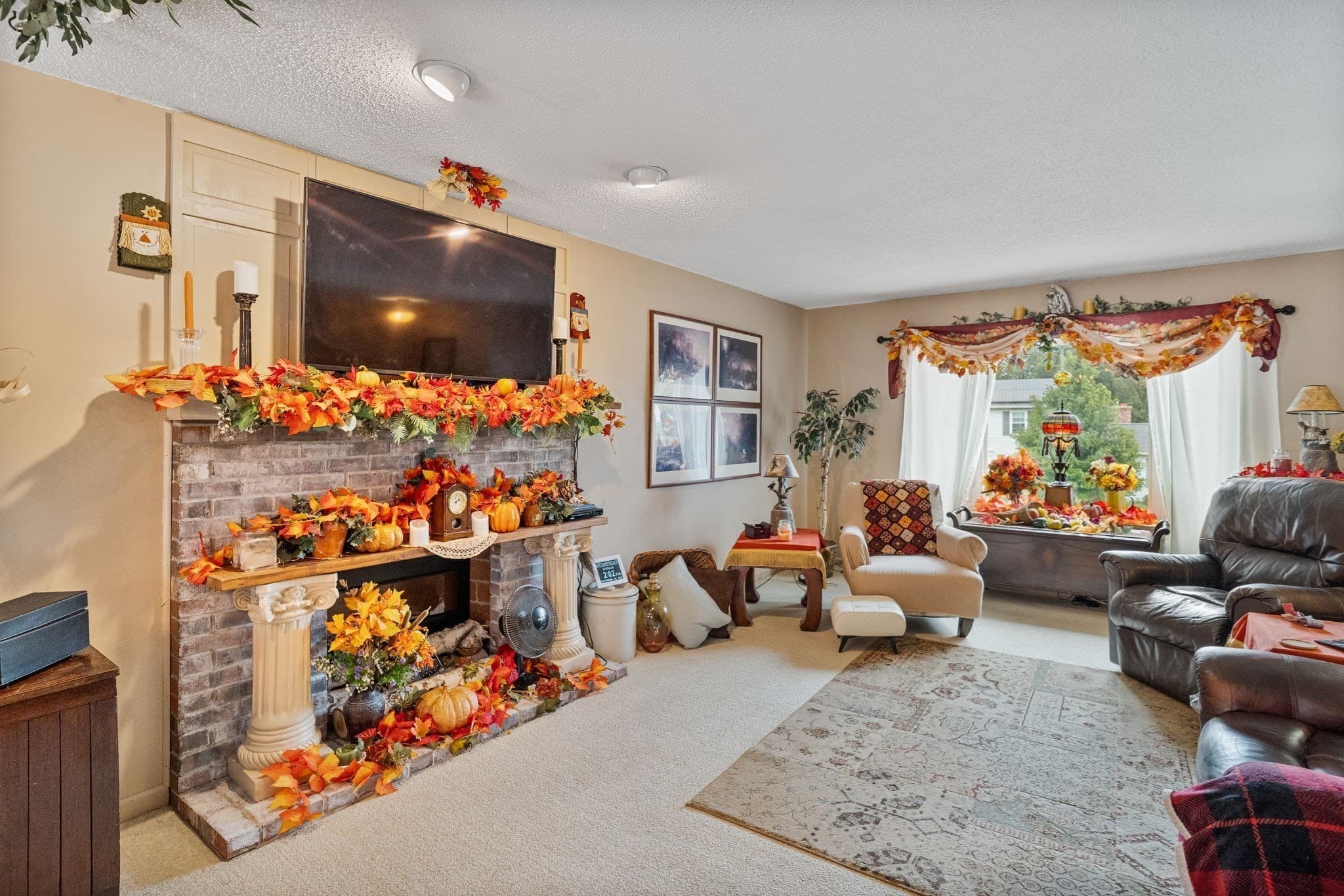 Single Family Residence at 8 Oriole Dr, Agawam MA 01030, photo 6 of 42