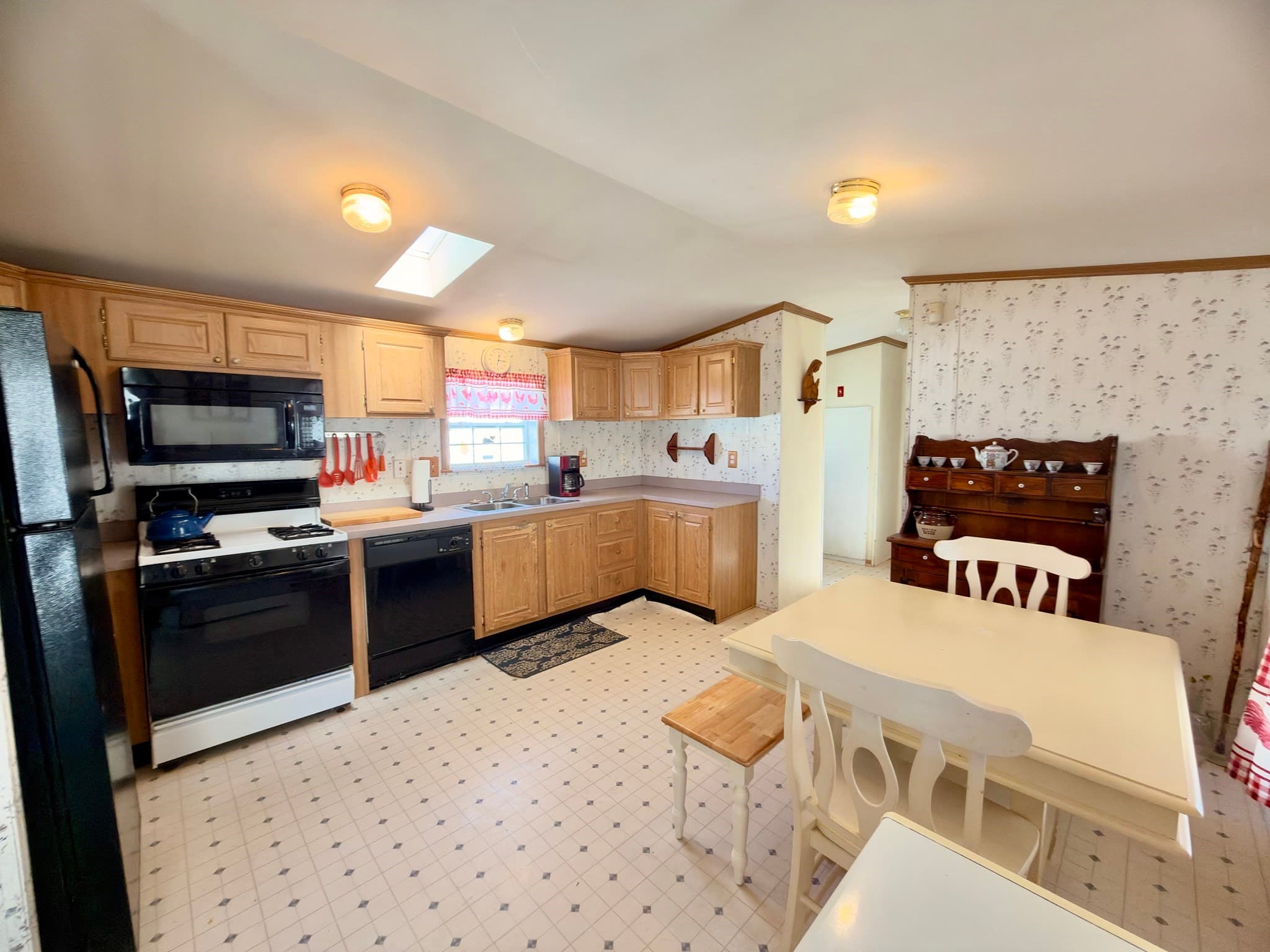 Mobile Home at 30 Holiday Cir, Chicopee MA 01020, photo 3 of 22