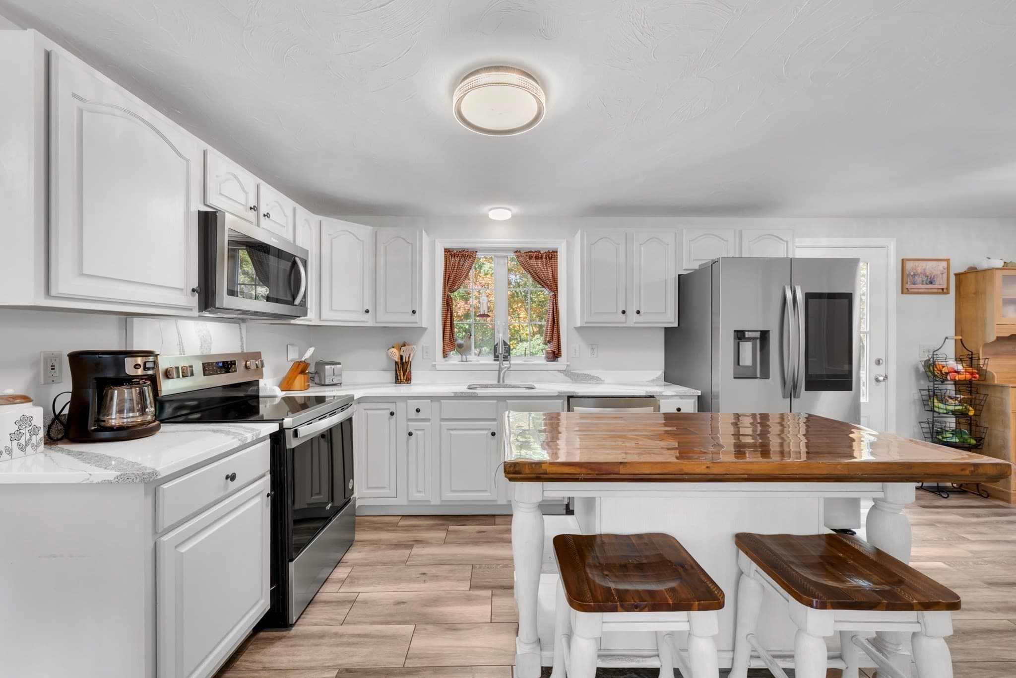 Single Family Residence at 11 Valley View Cir, Rutland MA 01543, photo 13 of 29