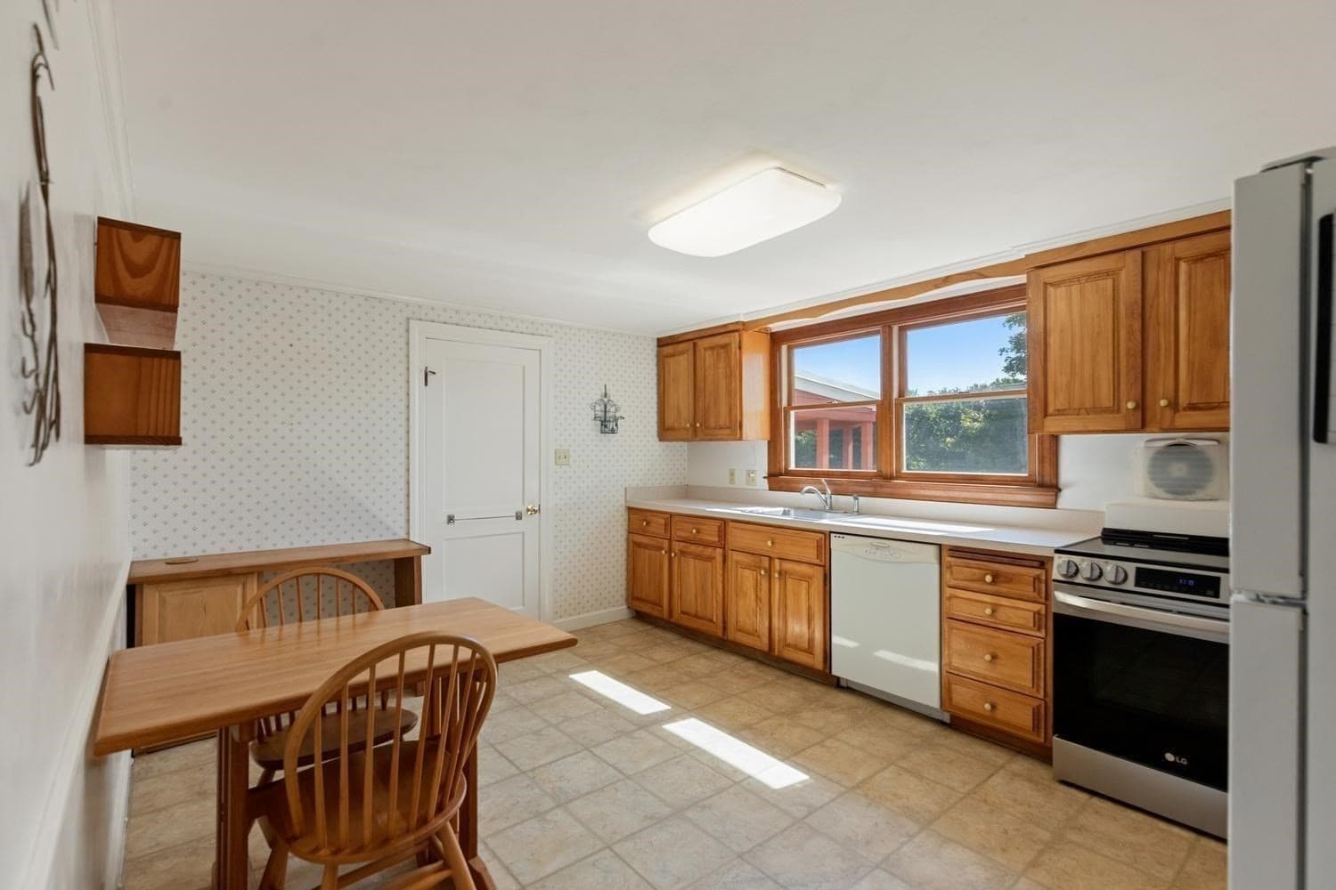 Single Family Residence at 114 Conant St, Beverly MA 01915, photo 11 of 37