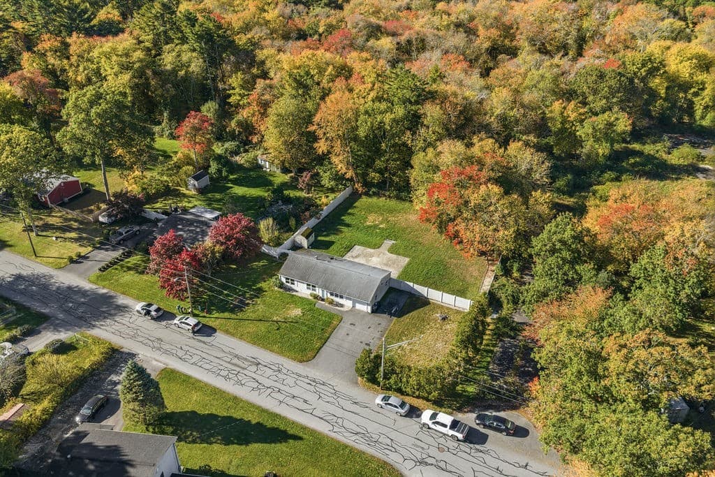 Single Family Residence at 36 Meadowood Dr, Dartmouth MA 02748, photo 10 of 42