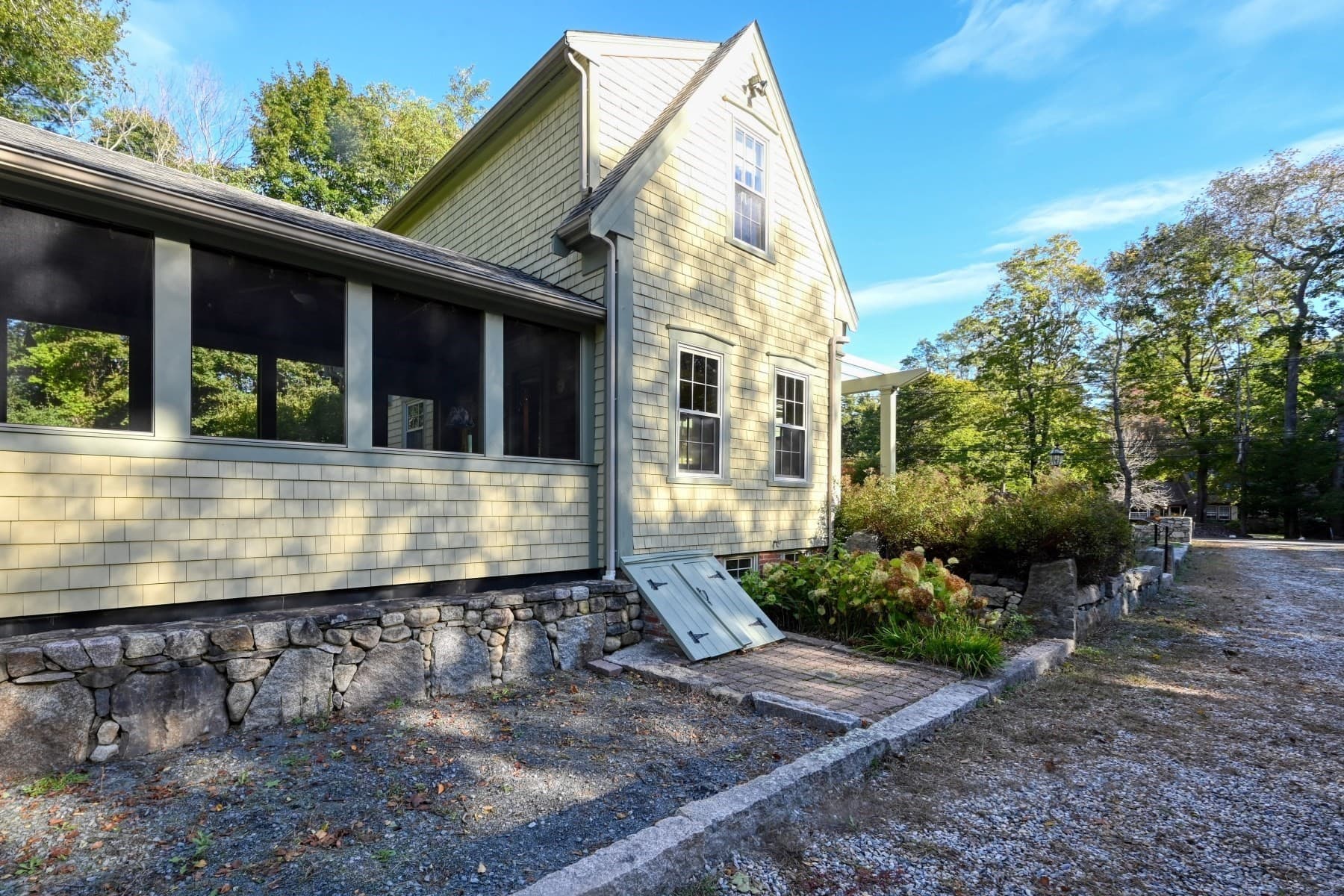 Single Family Residence at 240 Oldham Street, Pembroke MA 02359, photo 9 of 38