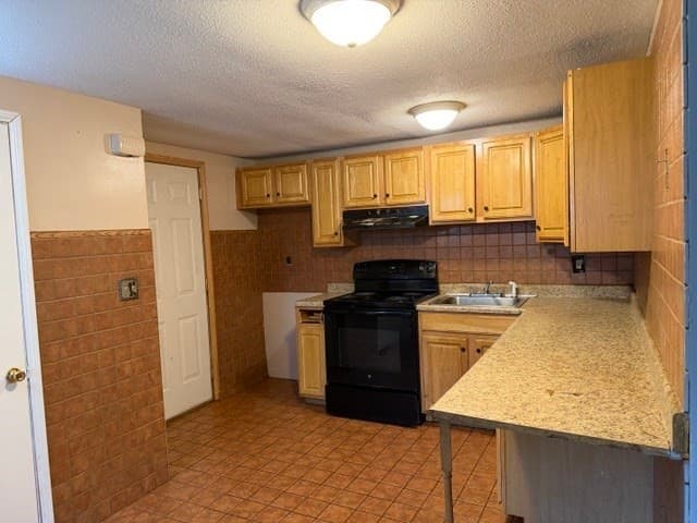 Condominium at 11 Auna Dr # 3, Brockton MA 02301, photo 3 of 10
