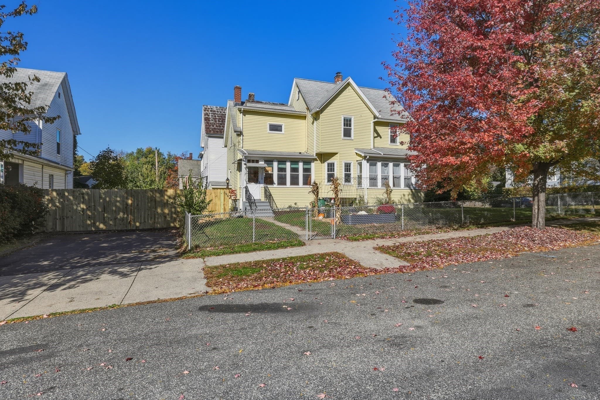 Single Family Residence at 196 Sargeant St, Holyoke MA 01040, photo 3 of 30