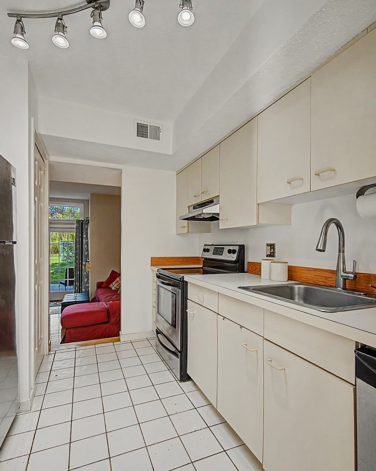 Condominium at 65 Amity Pl # 65, Amherst MA 01002, photo 8 of 38
