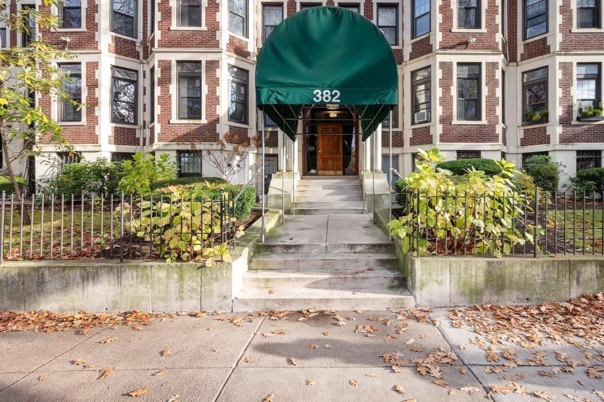 382 Riverway # 2, Boston MA 02115