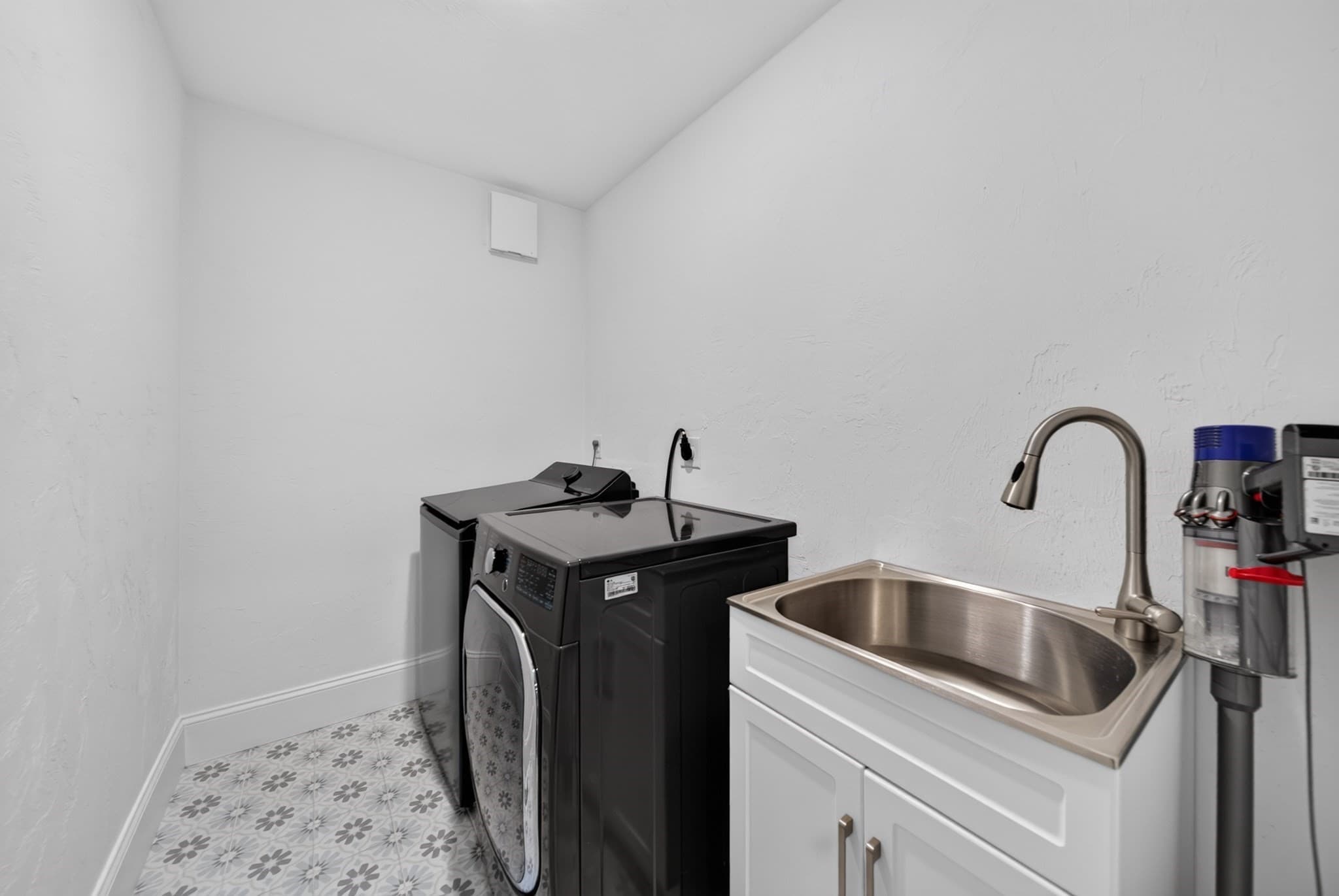 Single Family Residence at 24 Douglas St, Weymouth MA 02190, photo 14 of 39