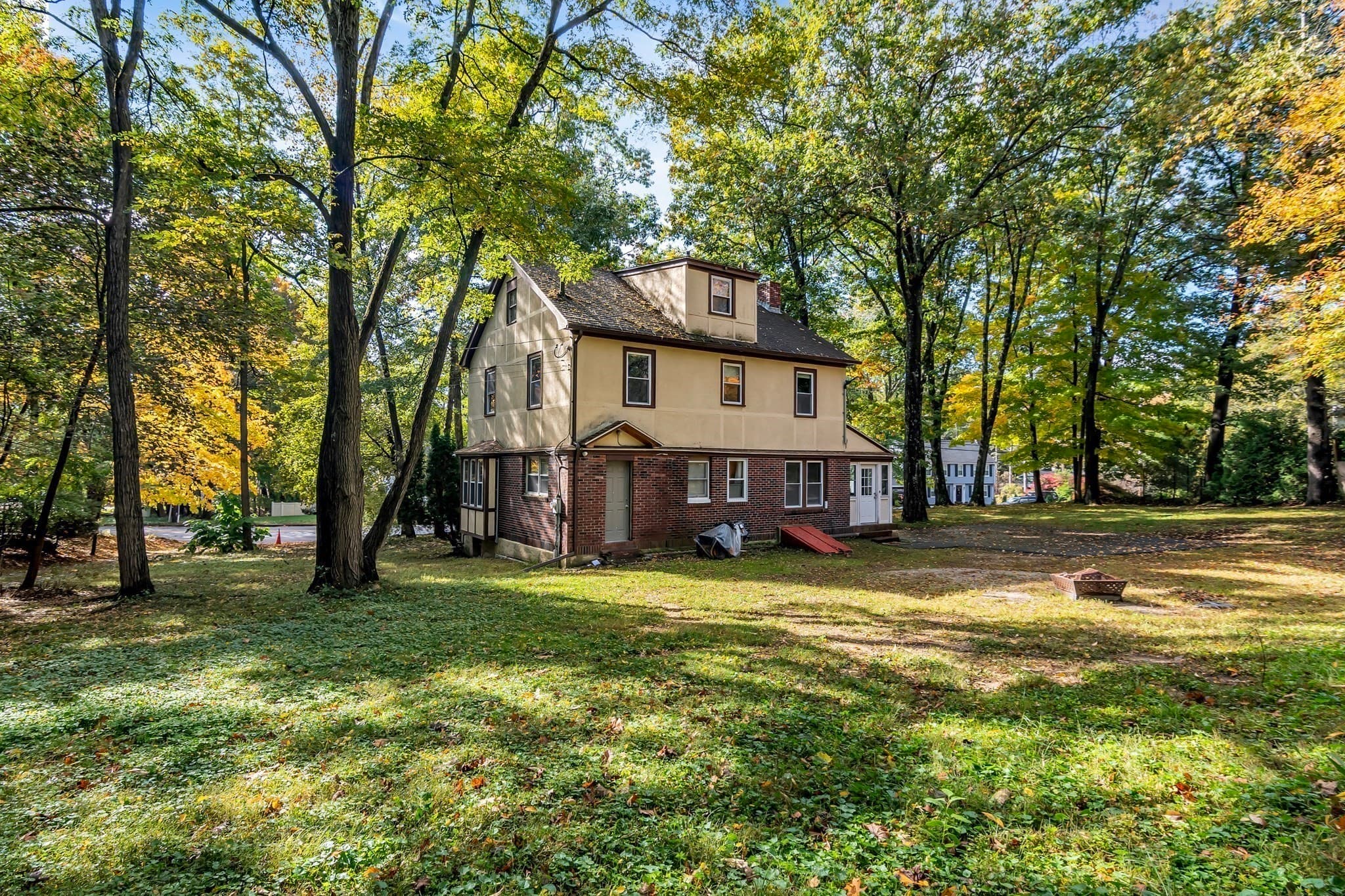 Single Family Residence at 560 Salisbury, Worcester MA 01609, photo 2 of 39