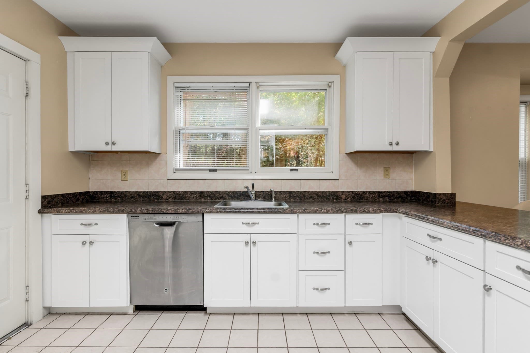 Single Family Residence at 560 Salisbury, Worcester MA 01609, photo 10 of 39
