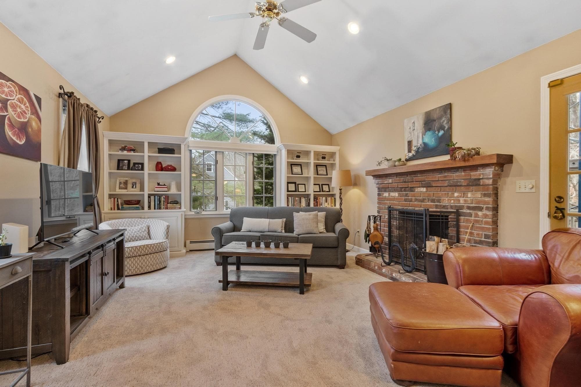 Single Family Residence at 4 Brookside Ln, Sterling MA 01564, photo 5 of 38