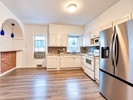 Apartment at 33 Jefferson St # 1, Worcester MA 01604, photo 2 of 9