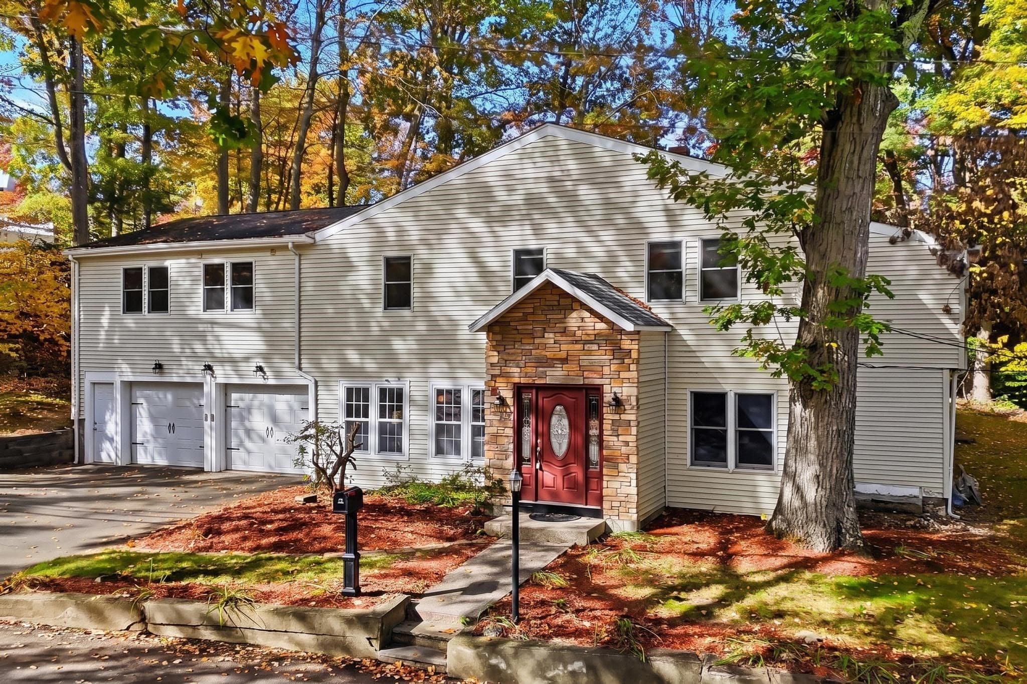 Single Family Residence at 17 Pathwood Ave, Burlington MA 01803, photo 2 of 41