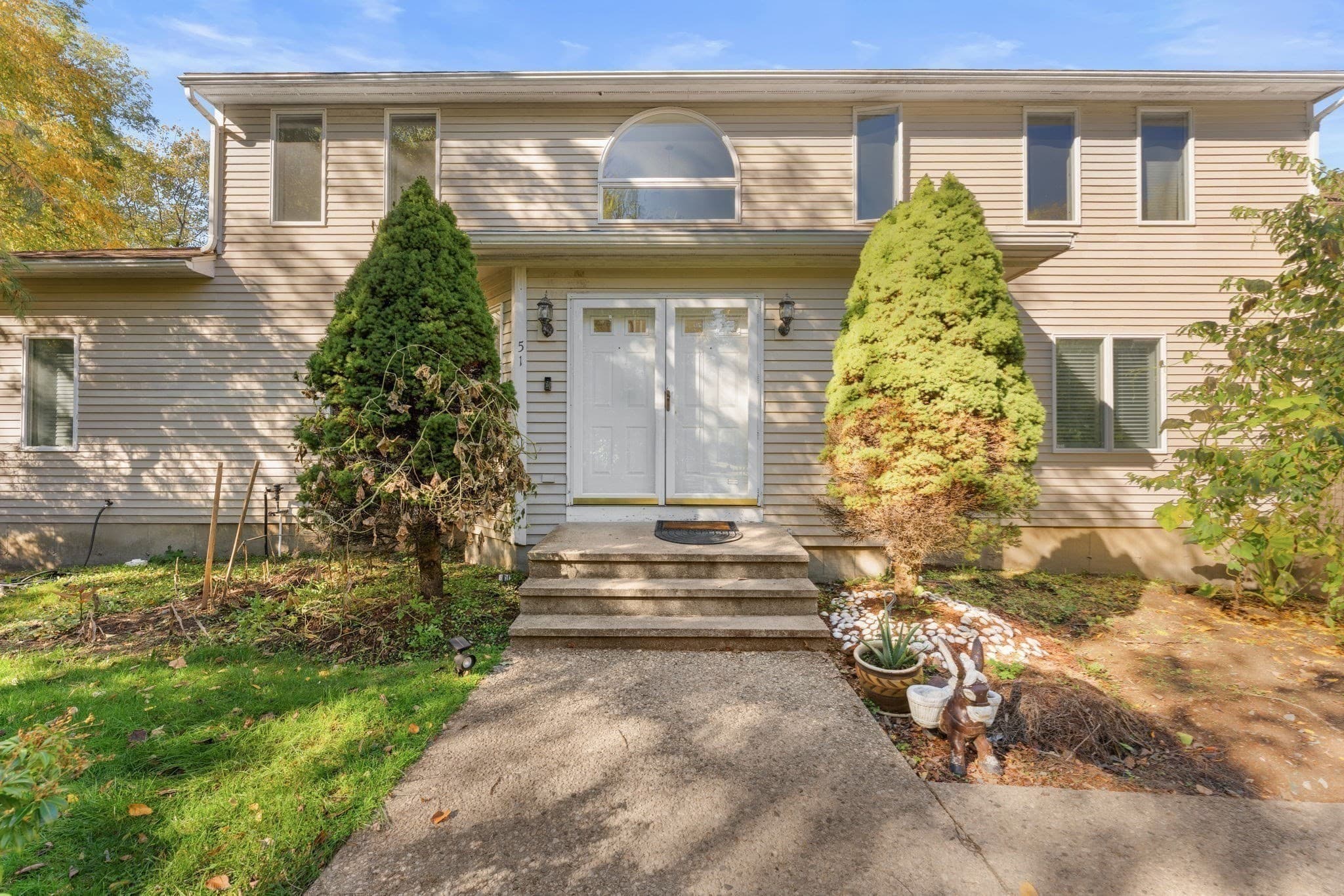 Single Family Residence at 51 Goodnow Ln, Framingham MA 01702, photo 2 of 42