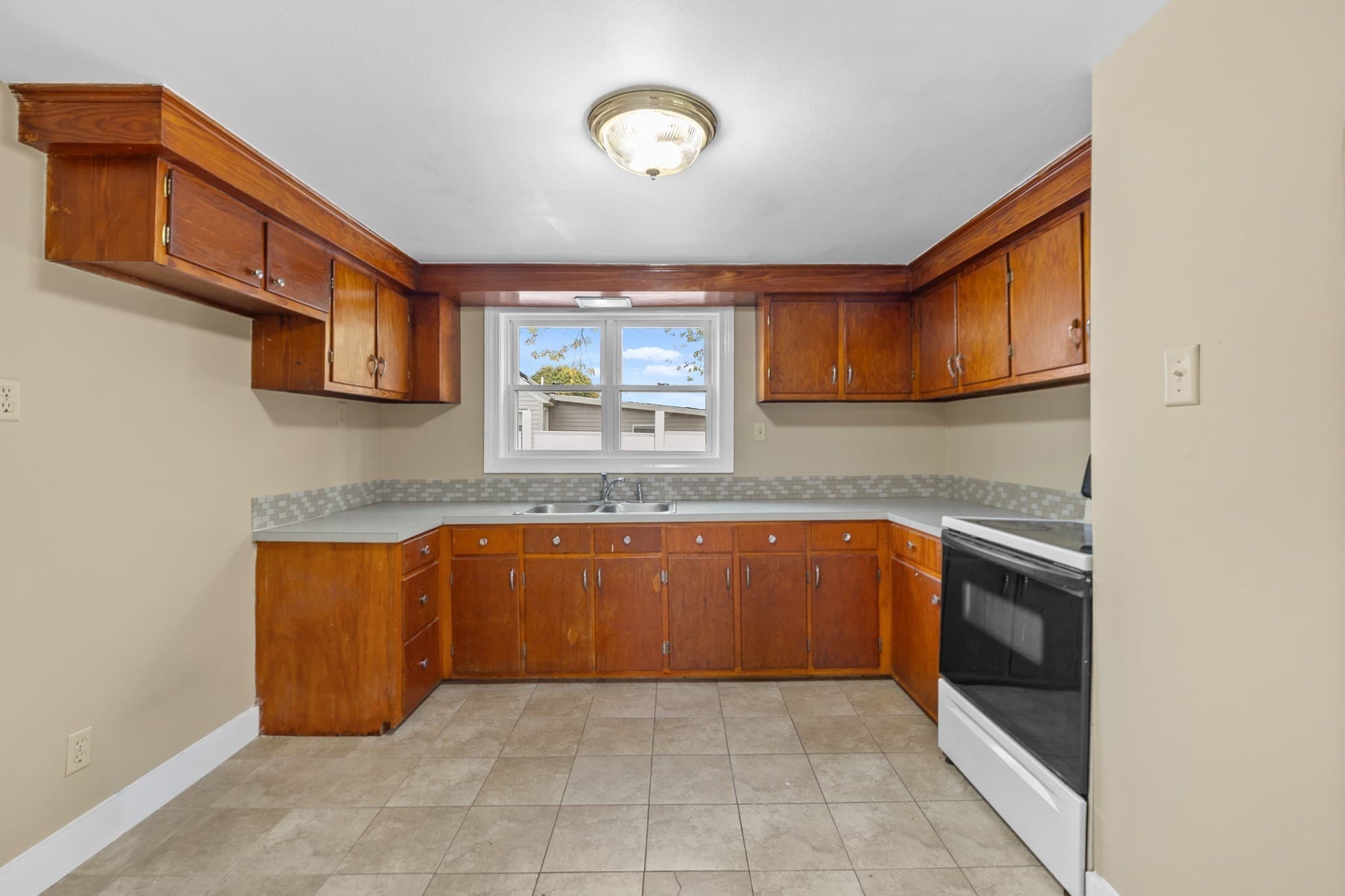Single Family Residence at 41 Linwood Ave, Methuen MA 01844, photo 6 of 22