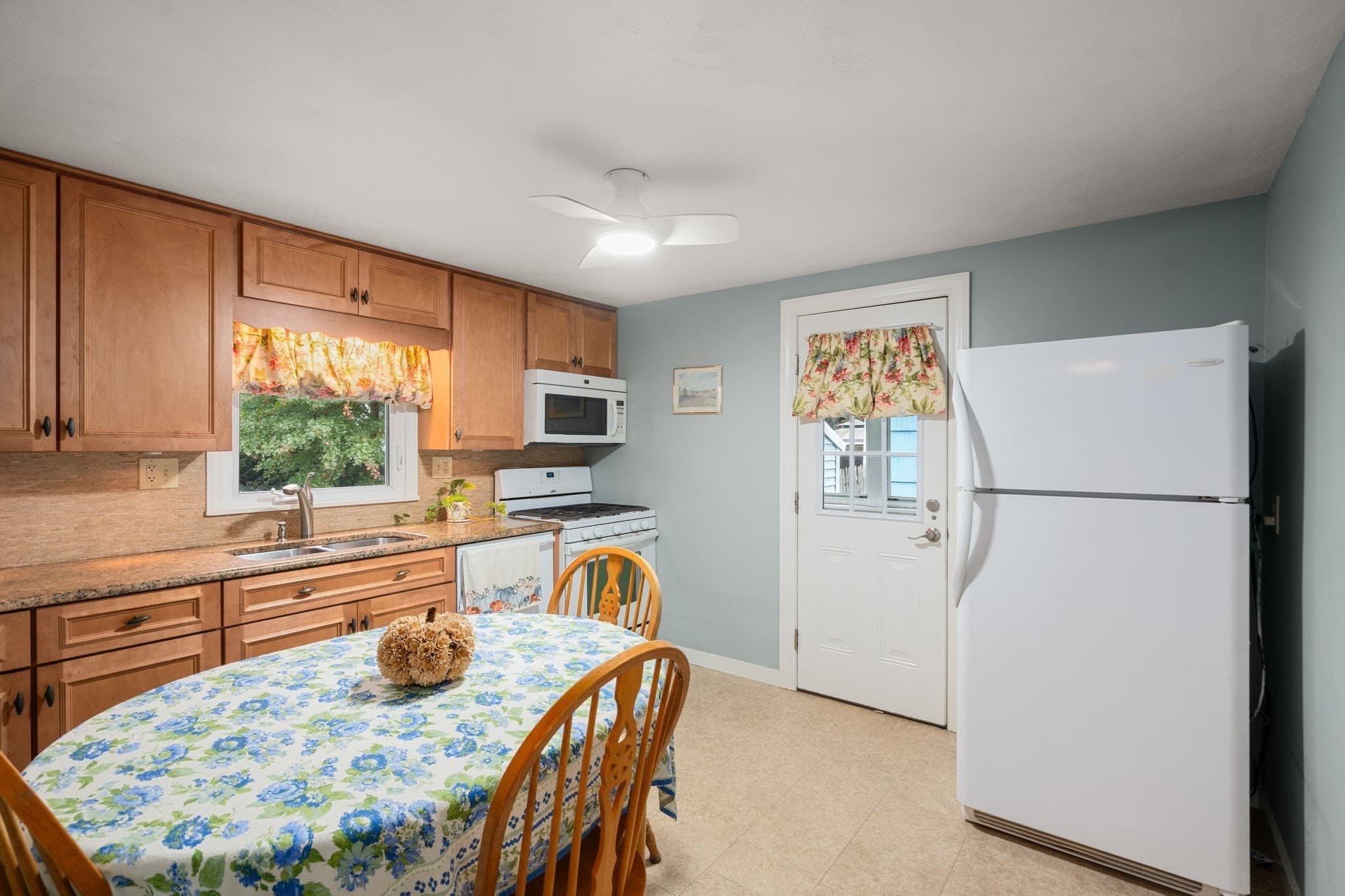 Single Family Residence at 89 Eddy St, Springfield MA 01104, photo 7 of 42