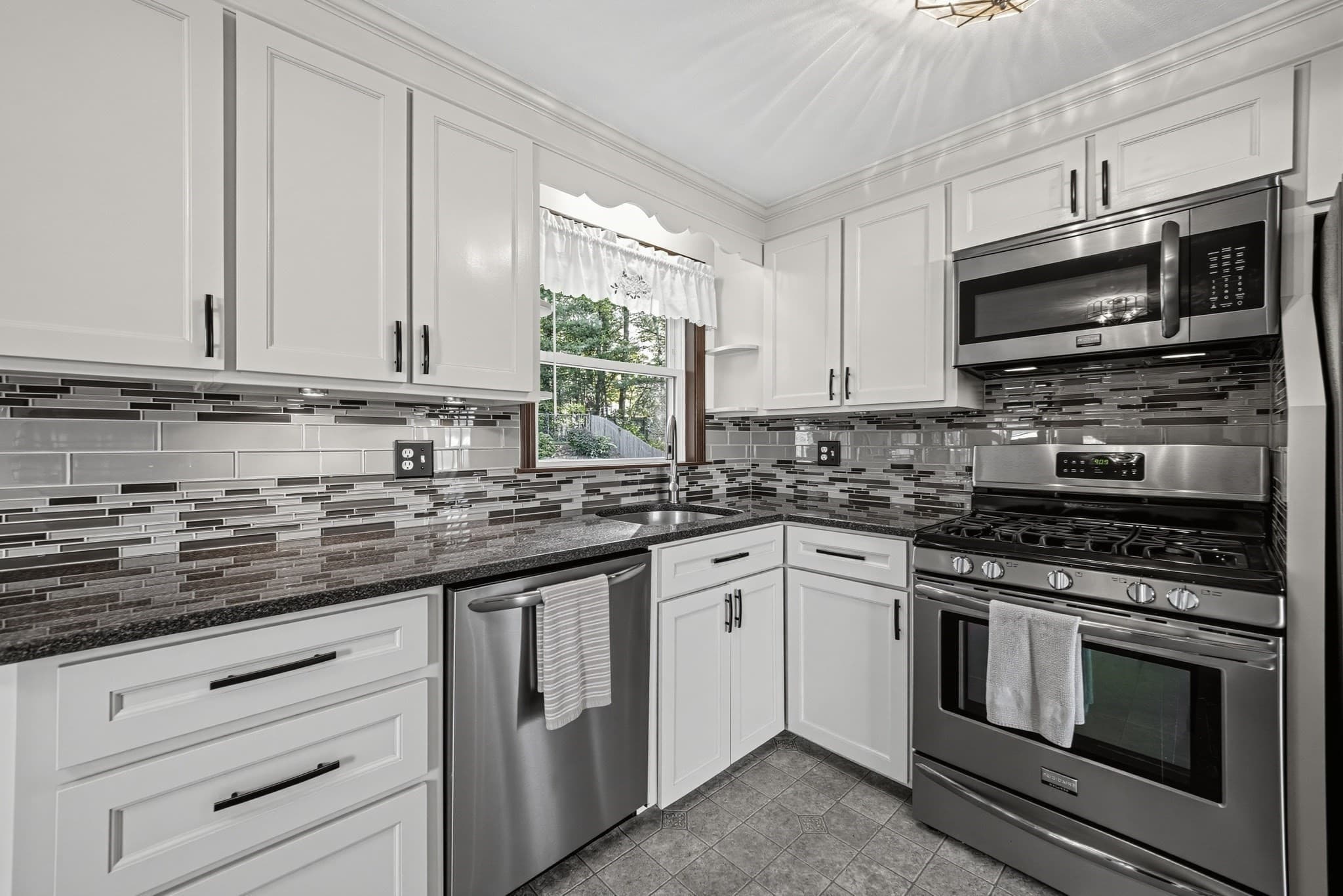 Single Family Residence at 7 Phyllis Drive, Billerica MA 01821, photo 7 of 34