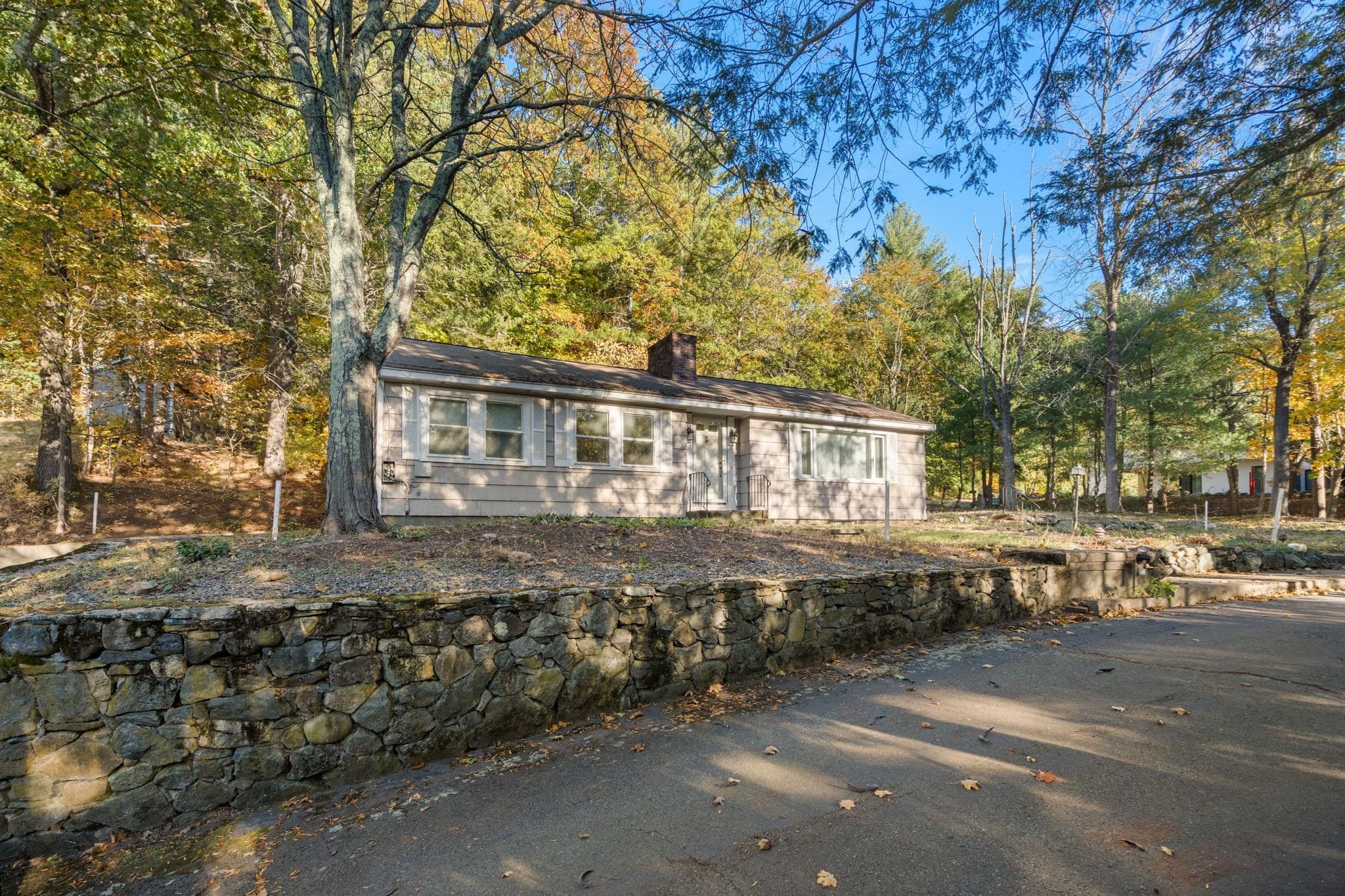 Single Family Residence at 6 Overlook Dr, Weston MA 02493, photo 2 of 13