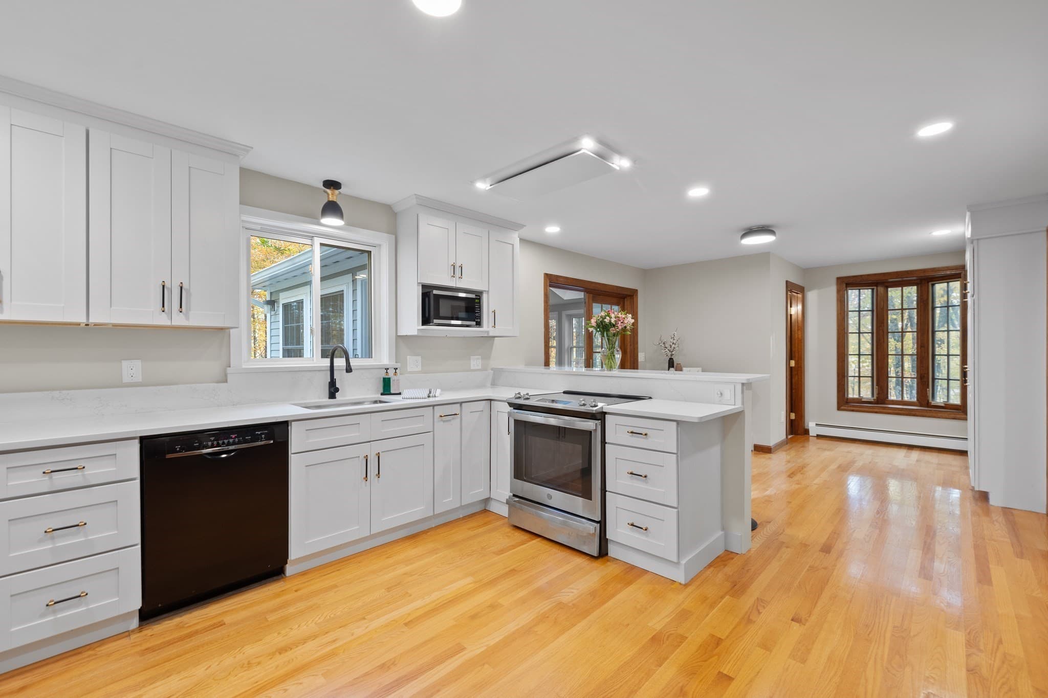 Single Family Residence at 60 Cambridge Rd, Hampstead NH 03841, photo 5 of 42
