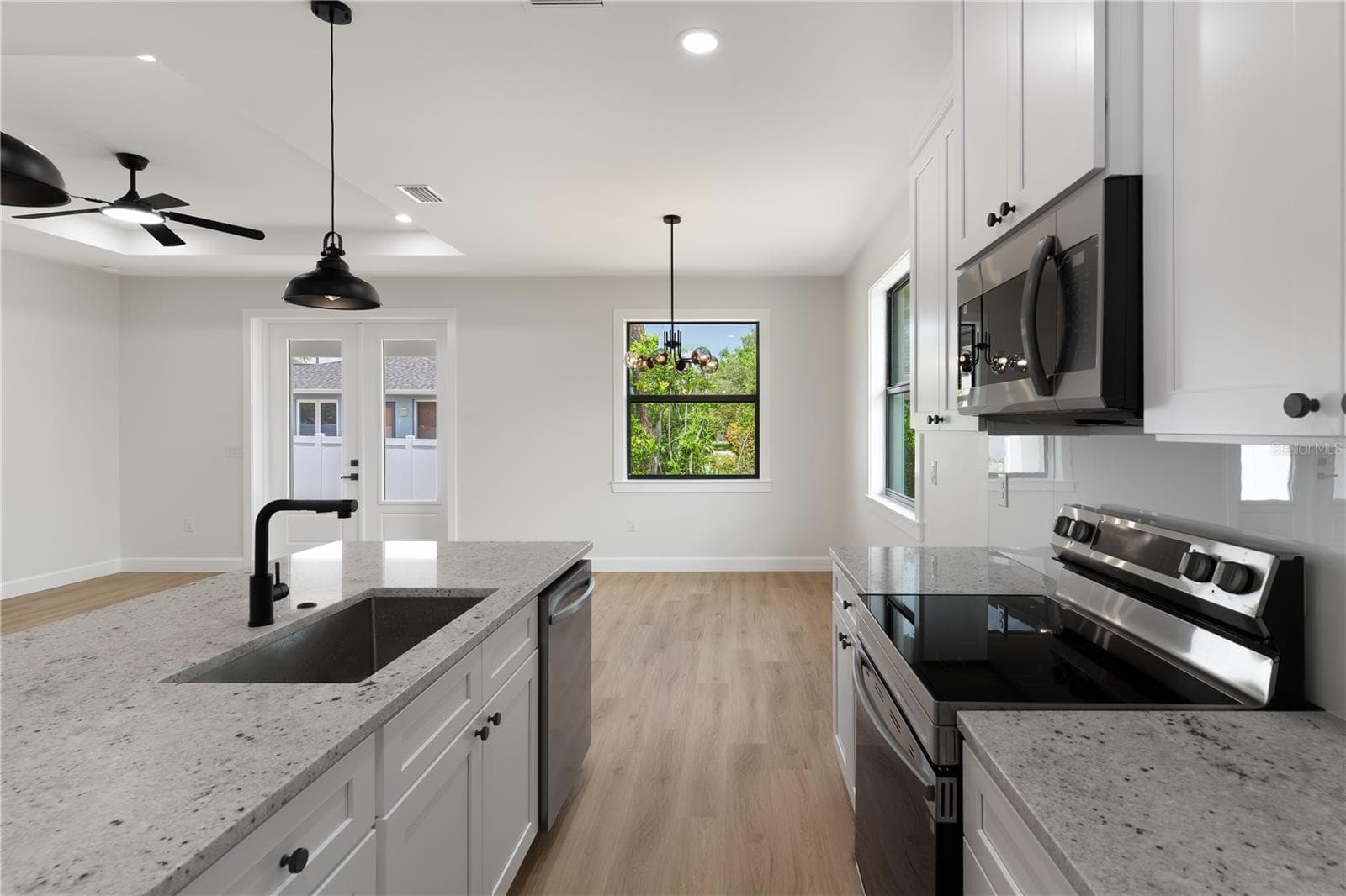 Single Family Residence at 923 CUMBERLAND RD, VENICE, photo 6 of 18
