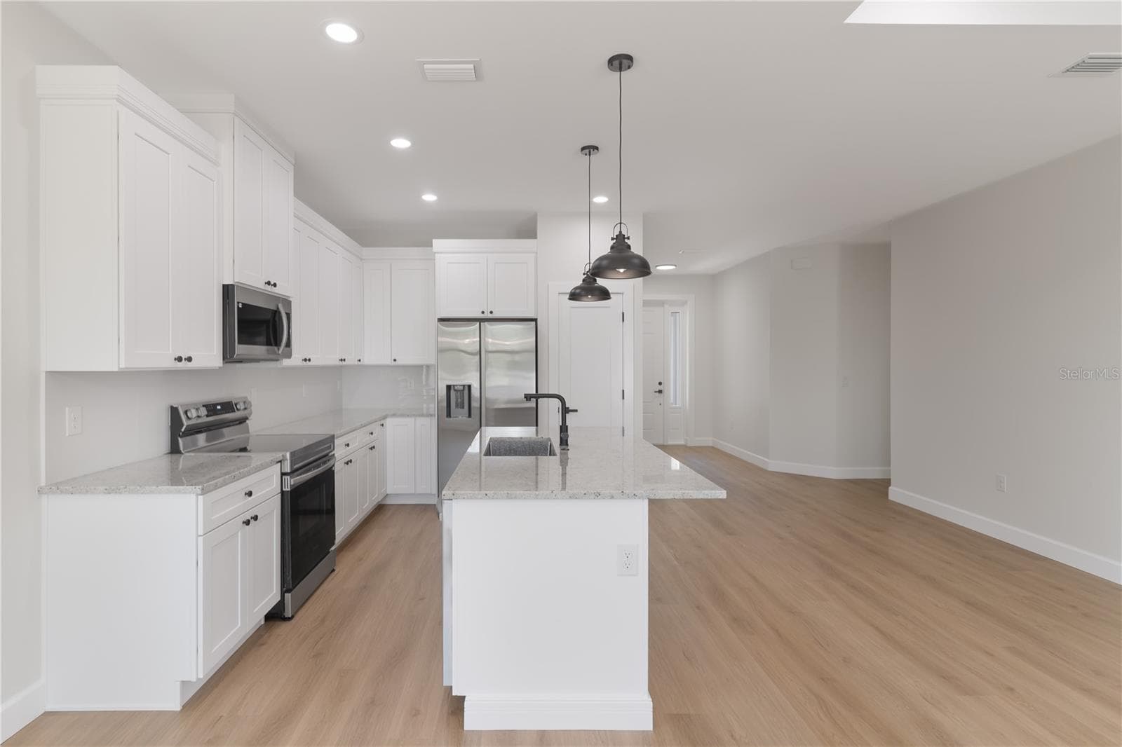 Single Family Residence at 923 CUMBERLAND RD, VENICE, photo 8 of 18