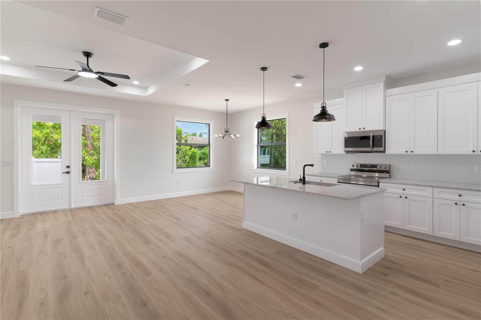 Single Family Residence at 923 CUMBERLAND RD, VENICE, photo 11 of 18