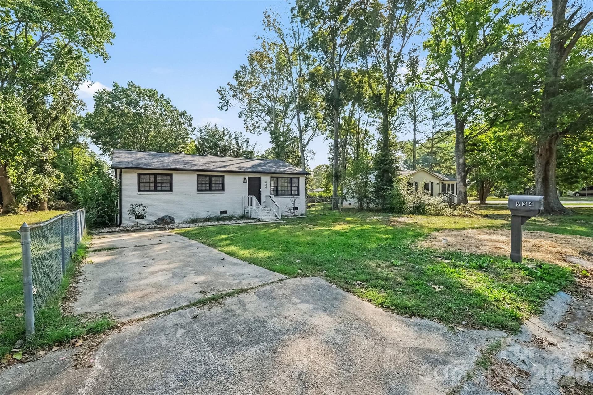 Single Family Residence at 934 Pebble Road, Rock Hill, photo 2 of 38