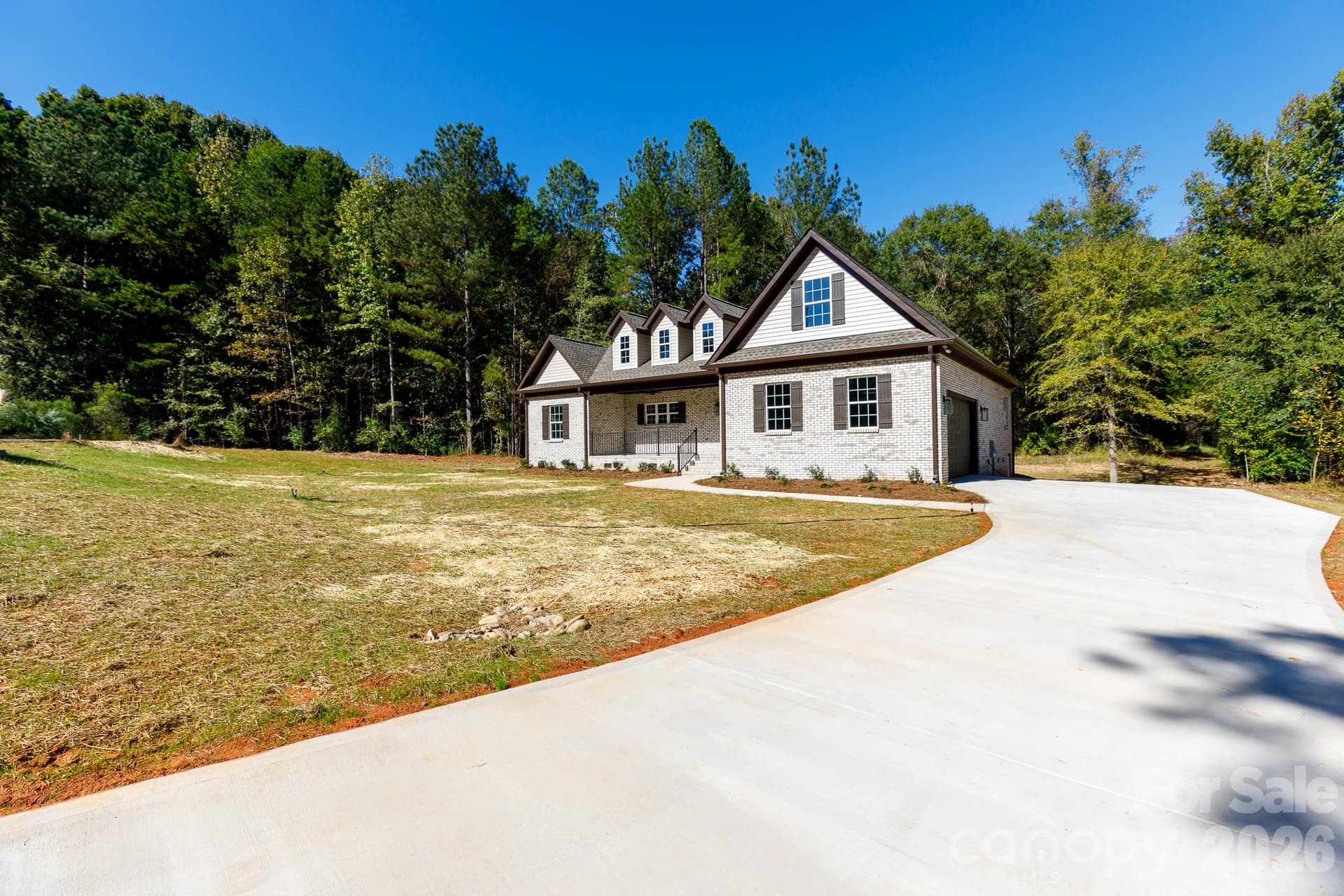 Single Family Residence at 2030 Hunters Creek Lane, Rock Hill, photo 2 of 32