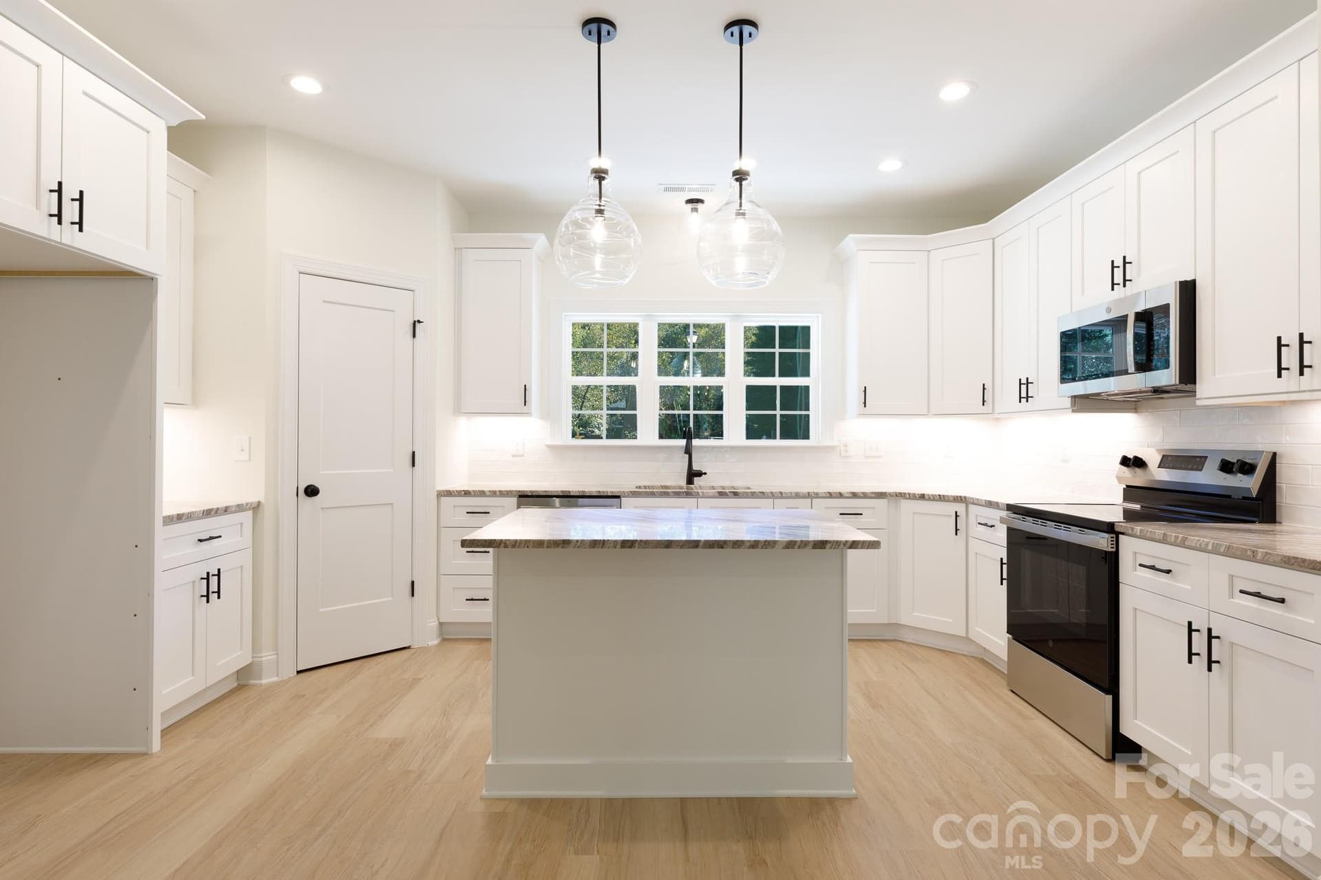 Single Family Residence at 2030 Hunters Creek Lane, Rock Hill, photo 14 of 32