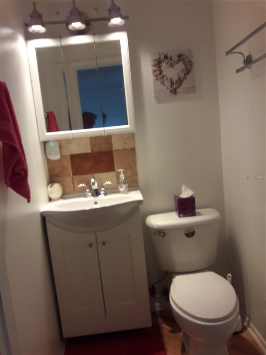 Half Bath w/new fixtures - 101 LAKE AVE NE #222, LARGO