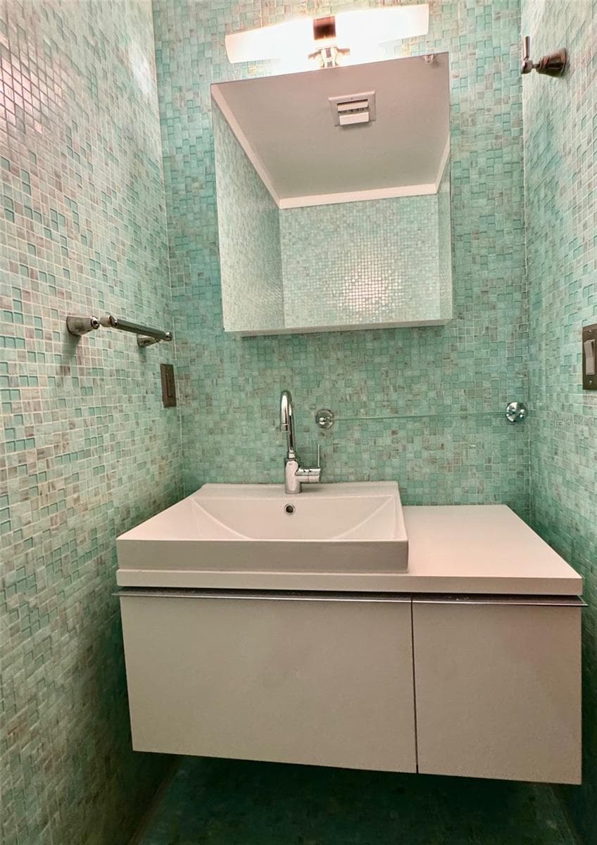 half bathroom - 1500 OCEAN DR #905, MIAMI BEACH