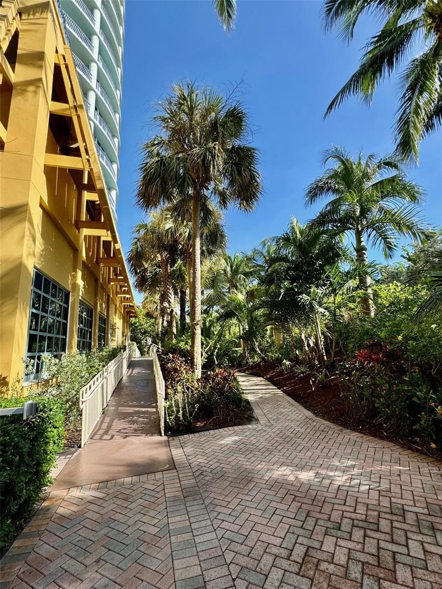courtyard - 1500 OCEAN DR #905, MIAMI BEACH