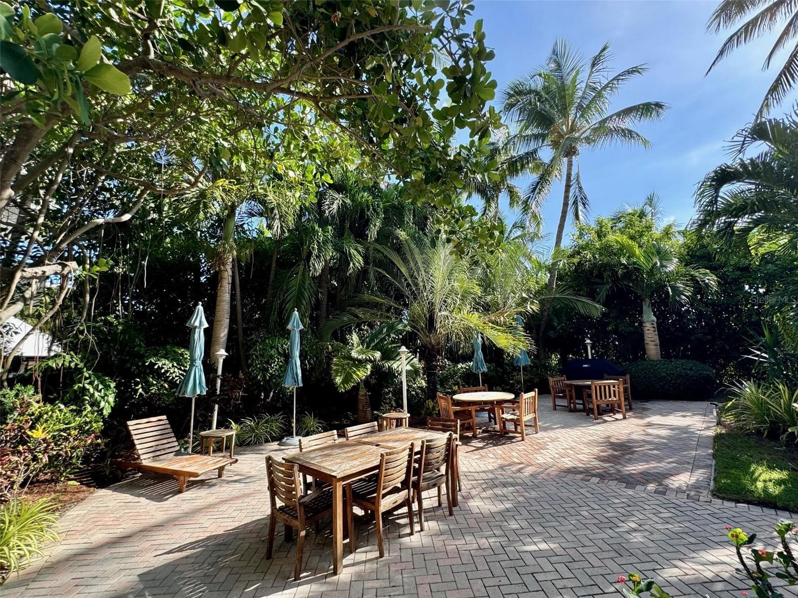 courtyard - 1500 OCEAN DR #905, MIAMI BEACH