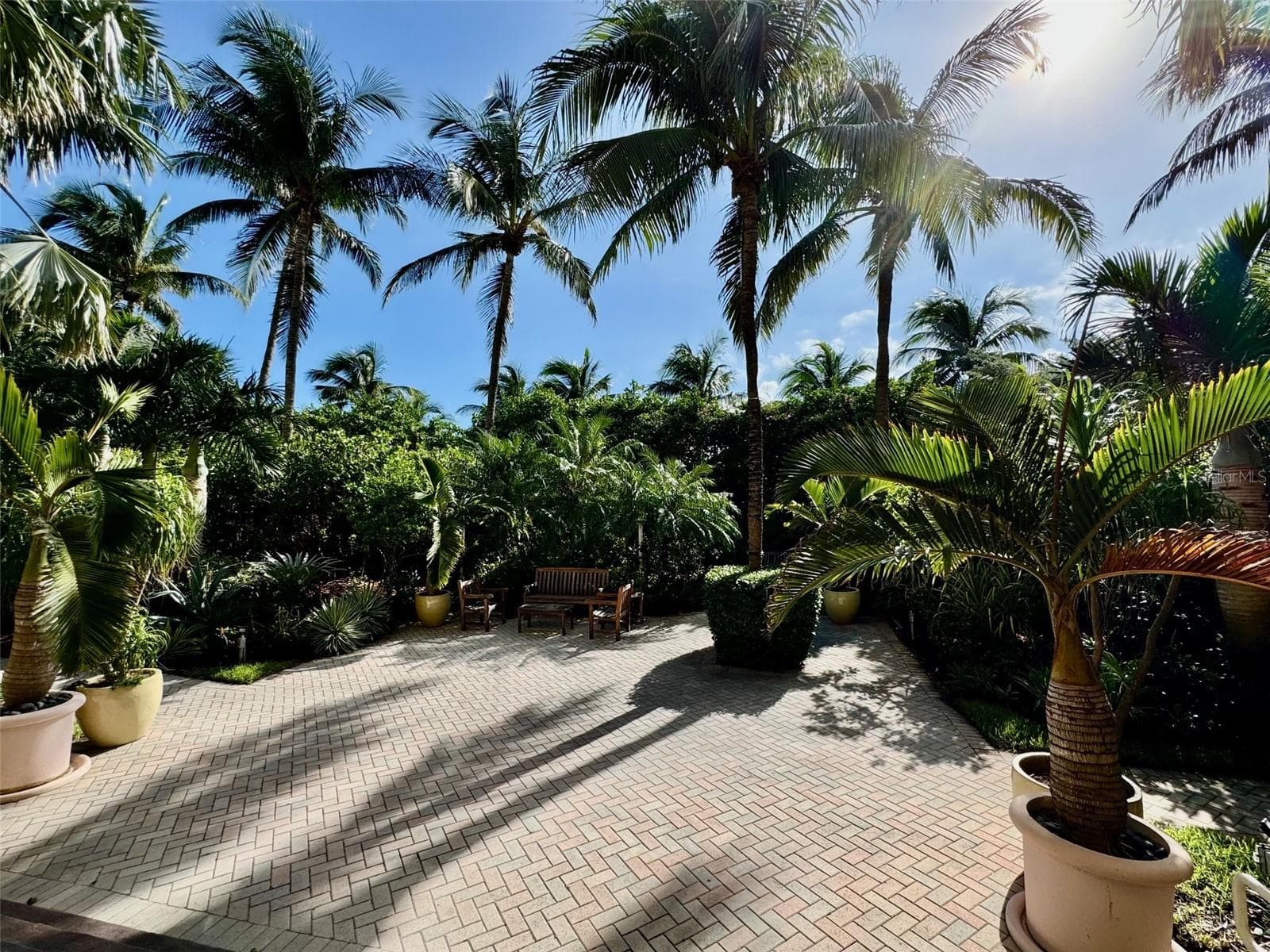 courtyard - 1500 OCEAN DR #905, MIAMI BEACH